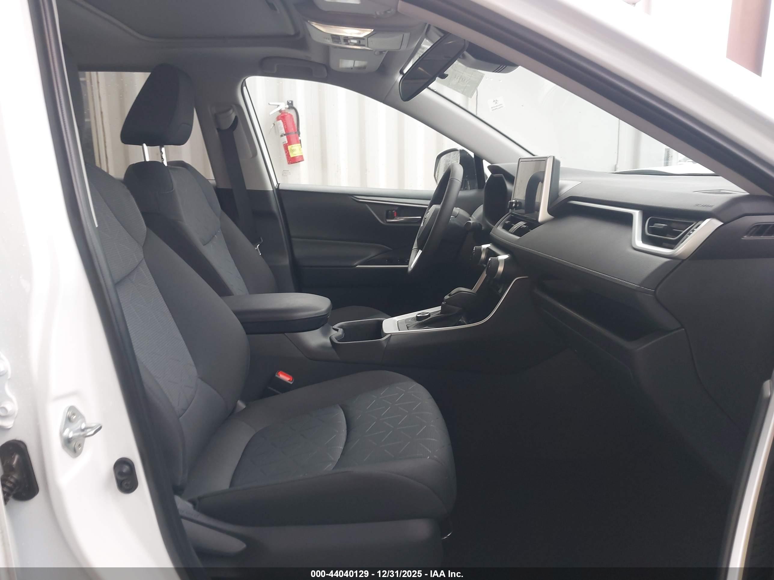 TOYOTA RAV4 image 5