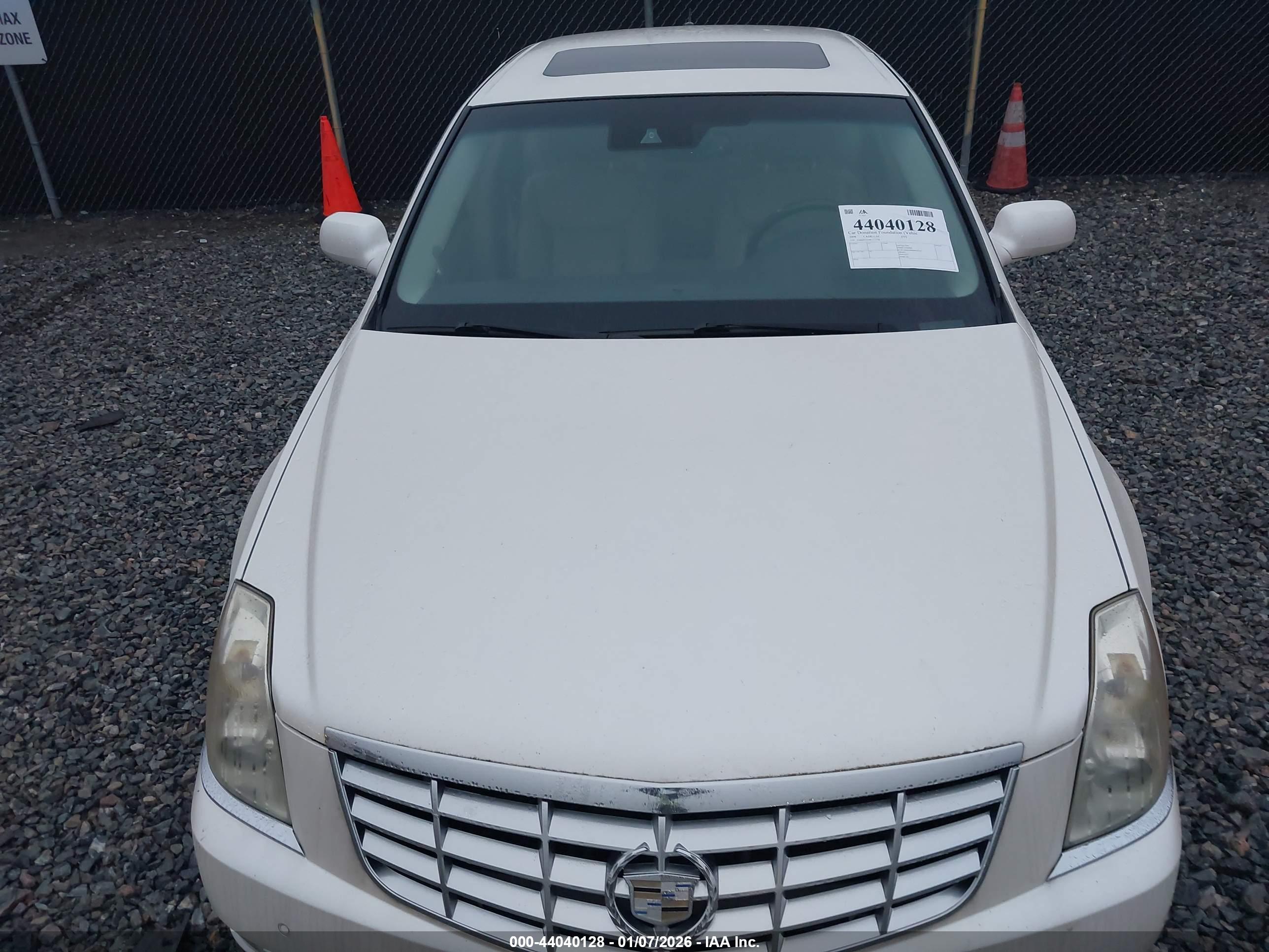 CADILLAC DTS image 6