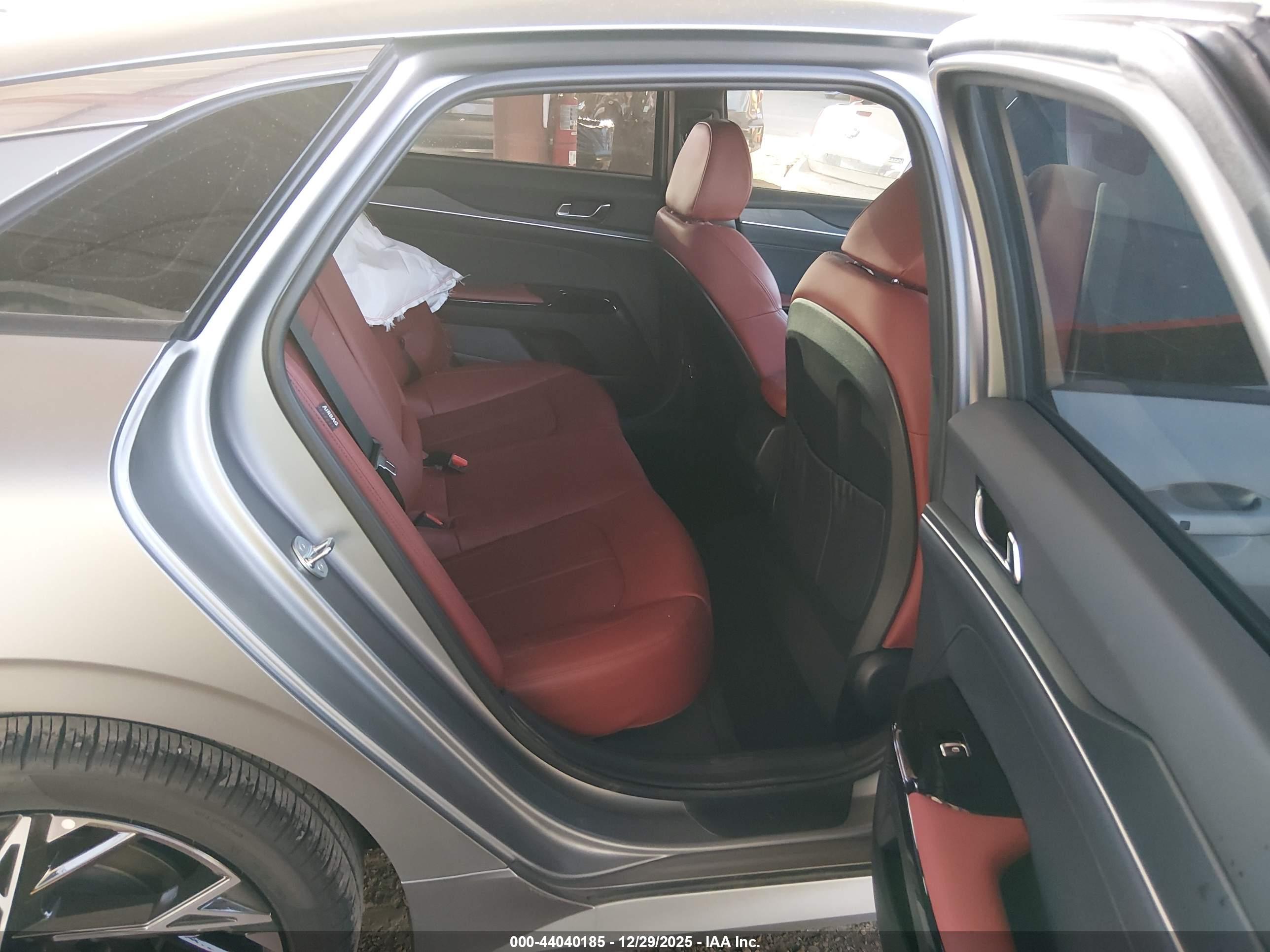 KIA K5 image 8