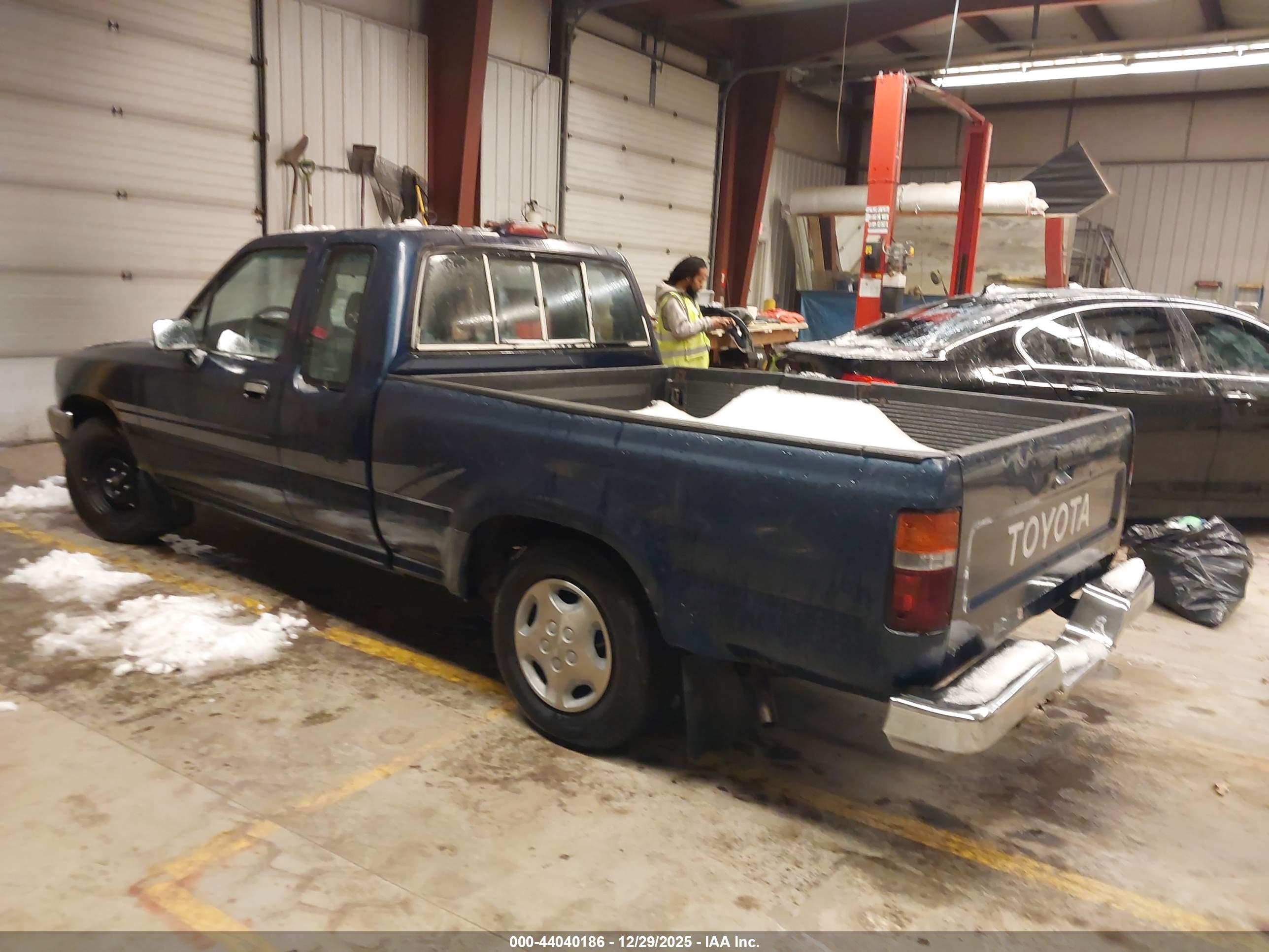 TOYOTA PICKUP image 3