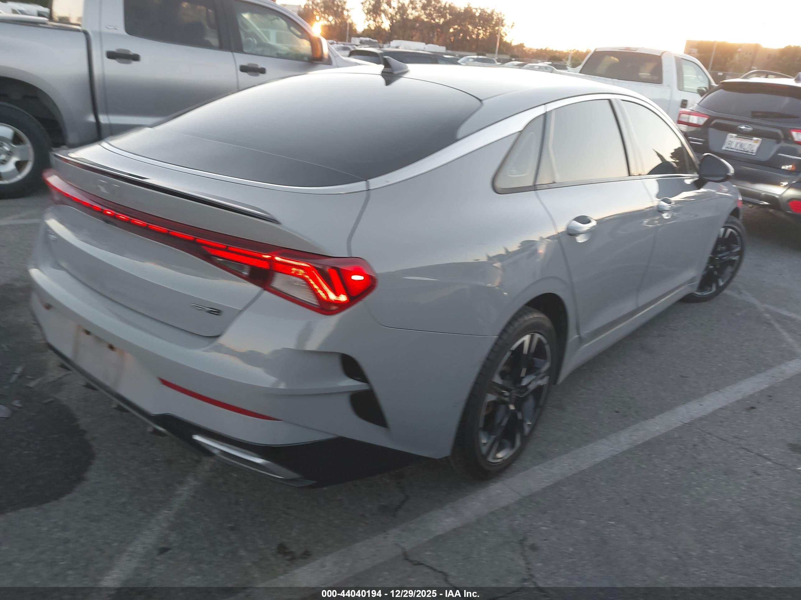 KIA K5 image 4