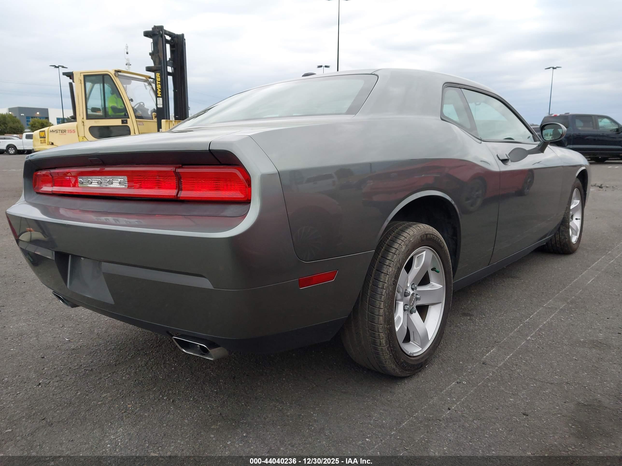 DODGE CHALLENGER image 4