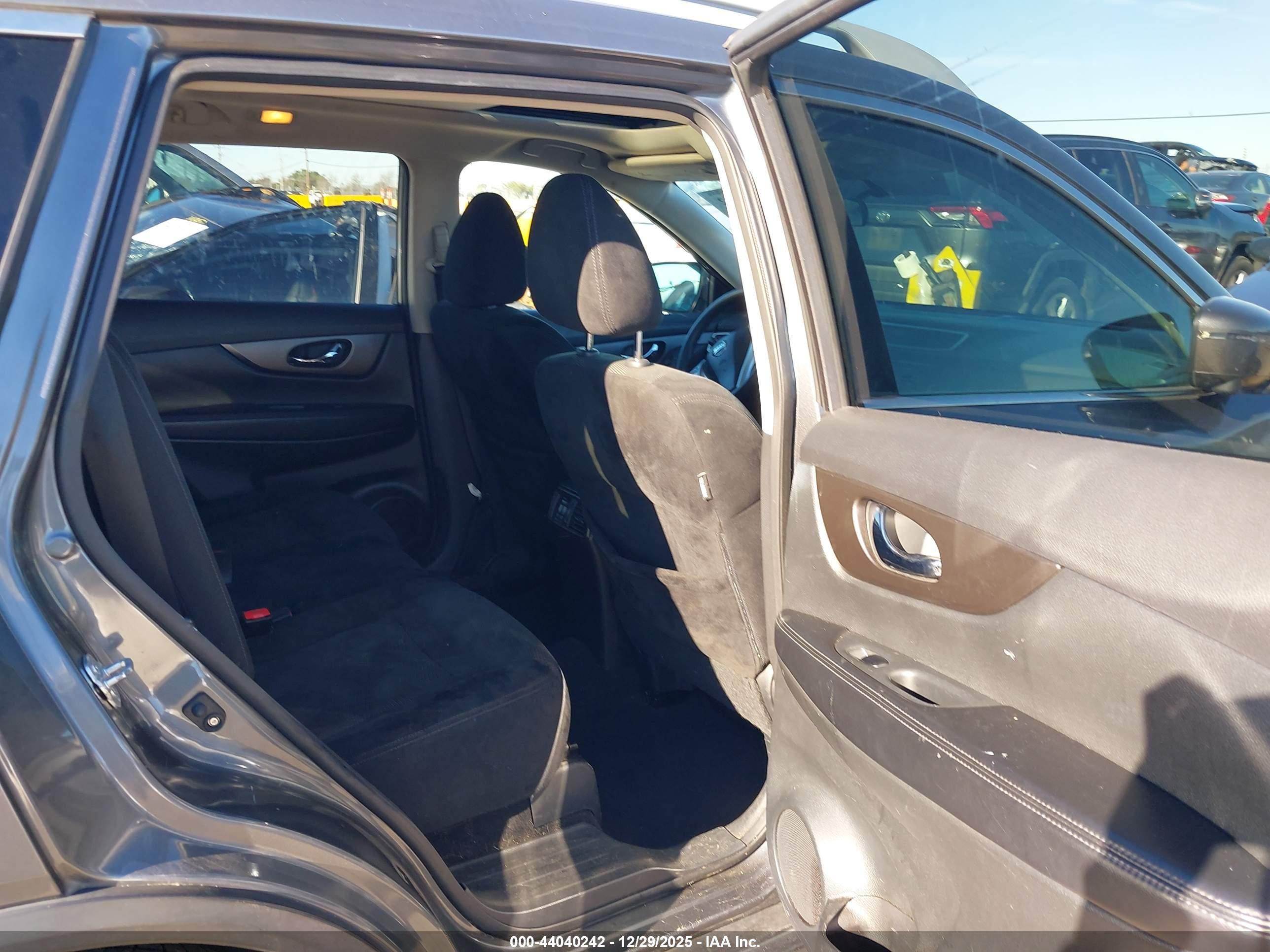 NISSAN ROGUE image 8