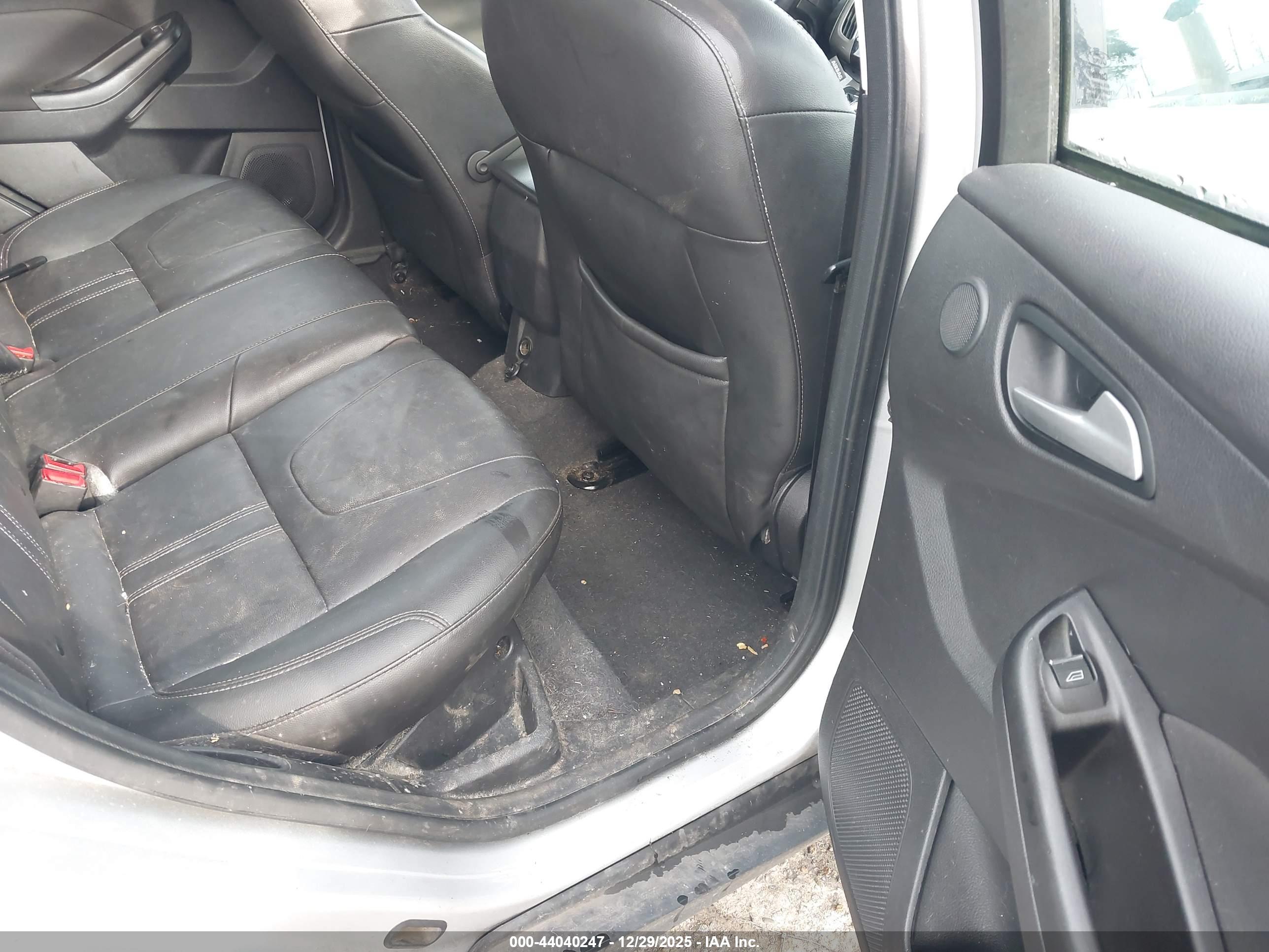 FORD FOCUS image 8