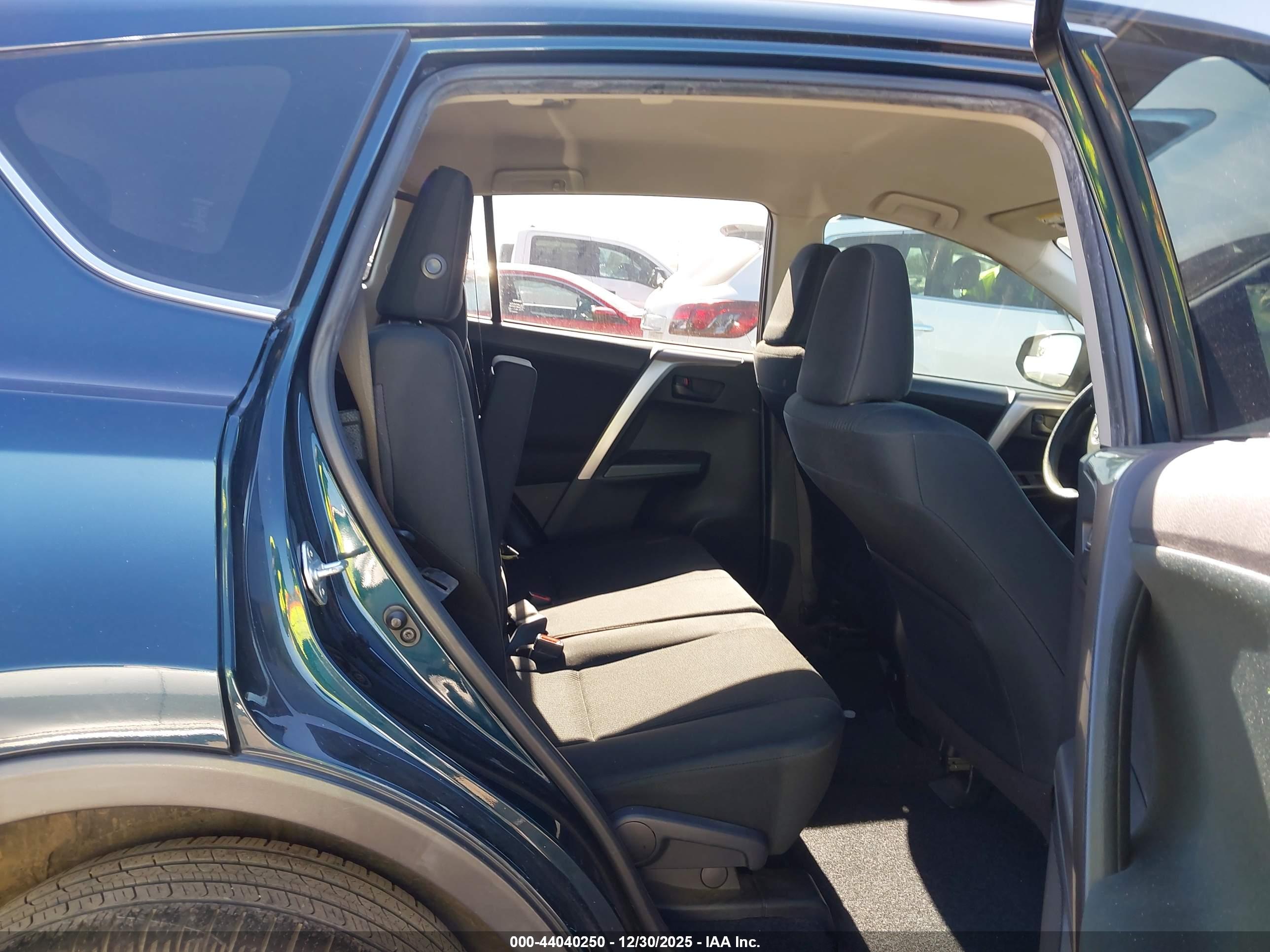 TOYOTA RAV4 image 8
