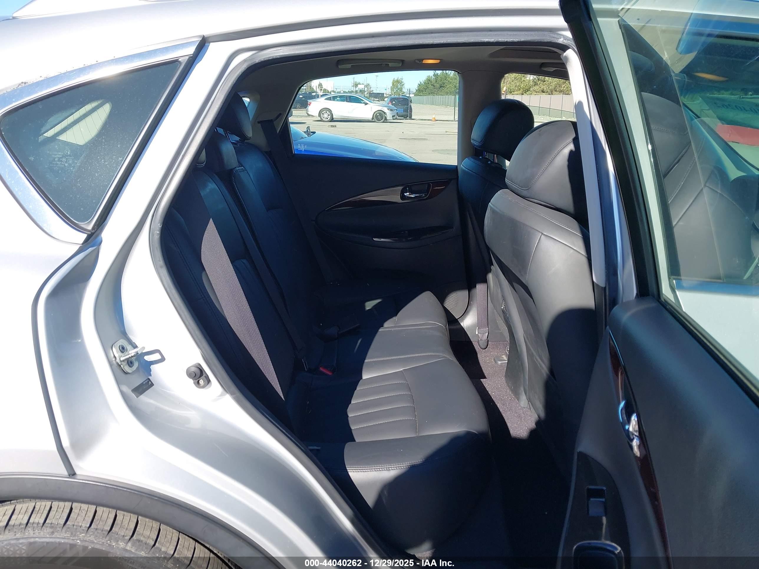 INFINITI EX35 image 8