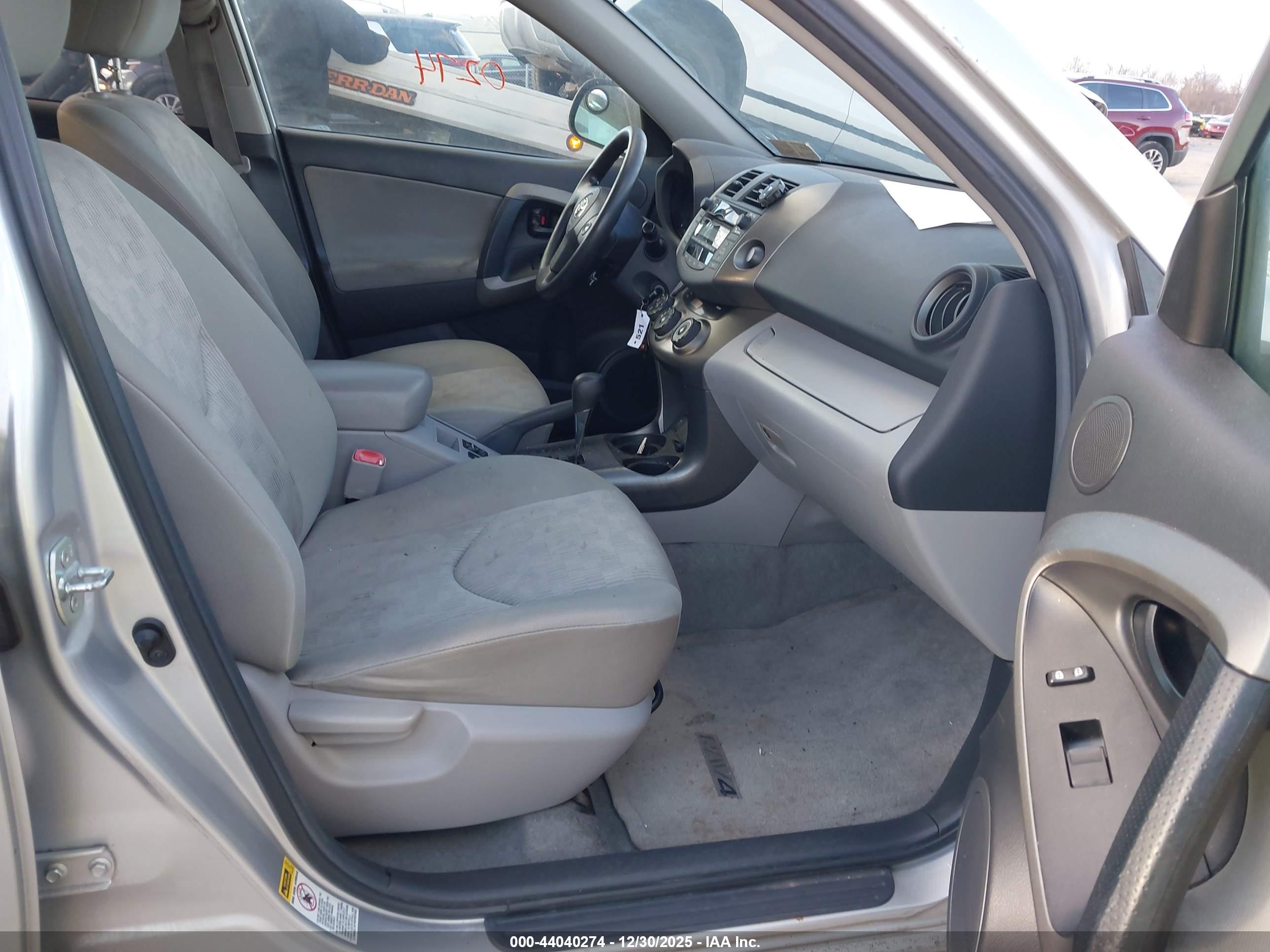 TOYOTA RAV4 image 5