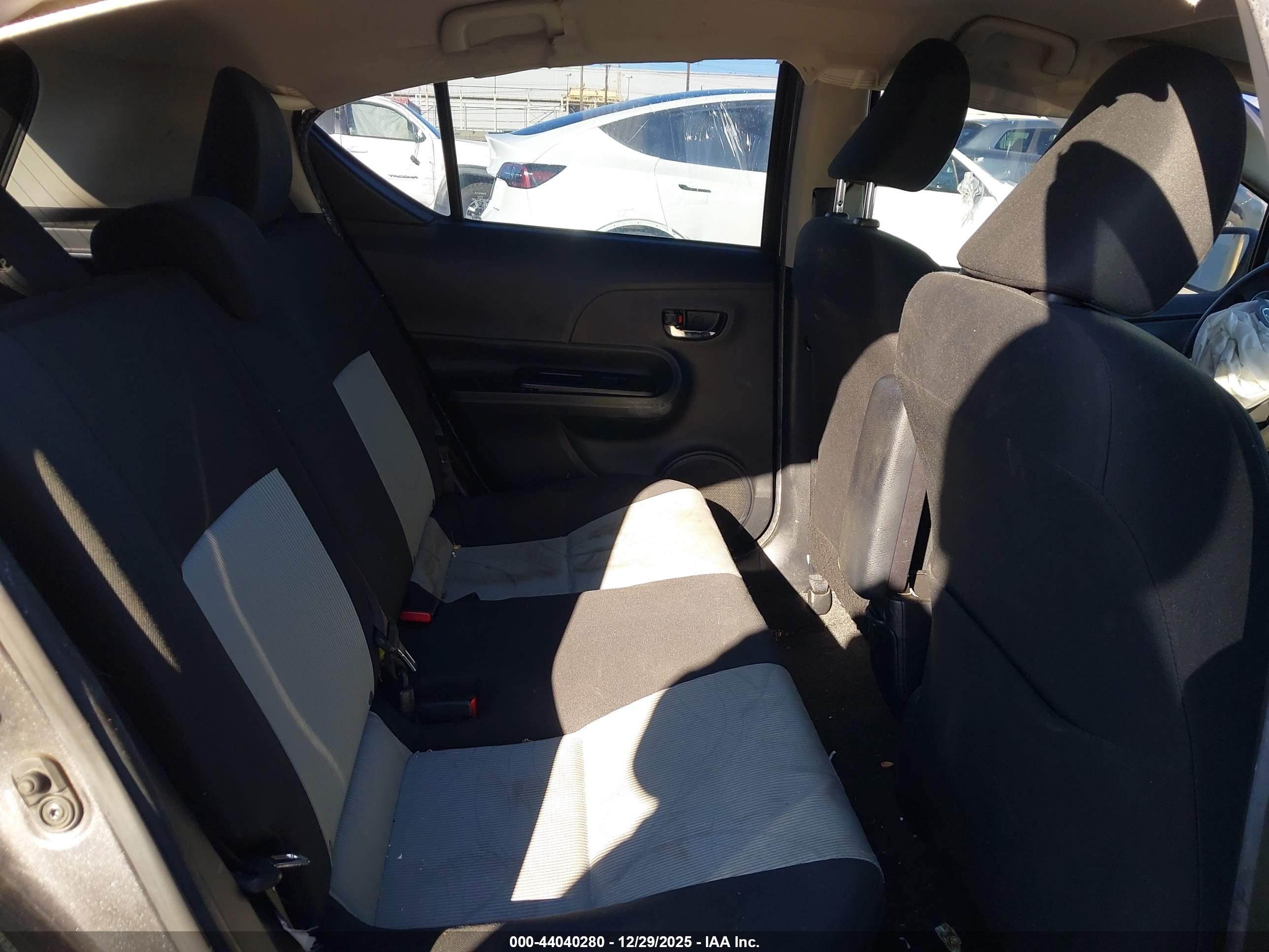 TOYOTA PRIUS image 8