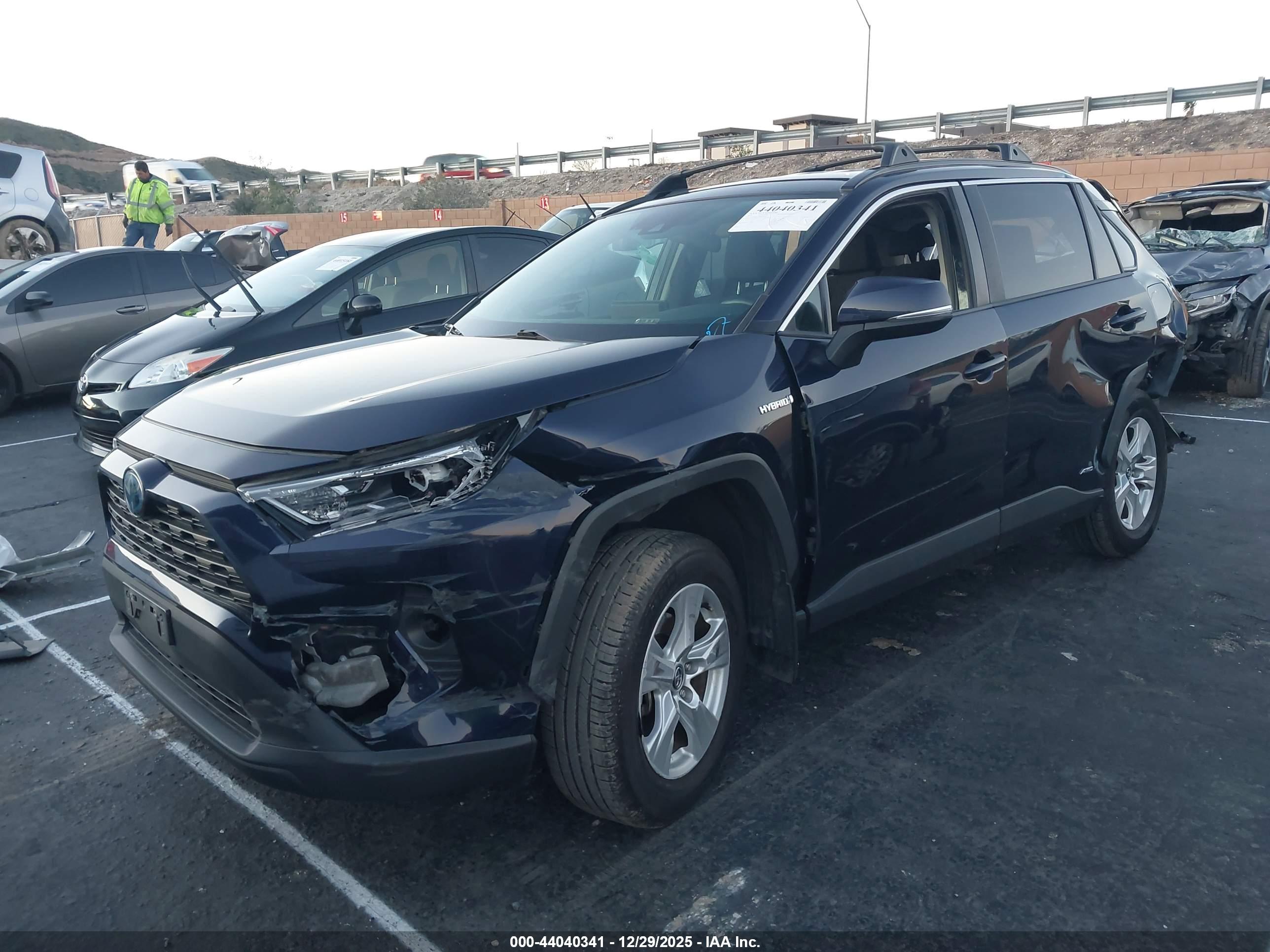 TOYOTA RAV4 image 2