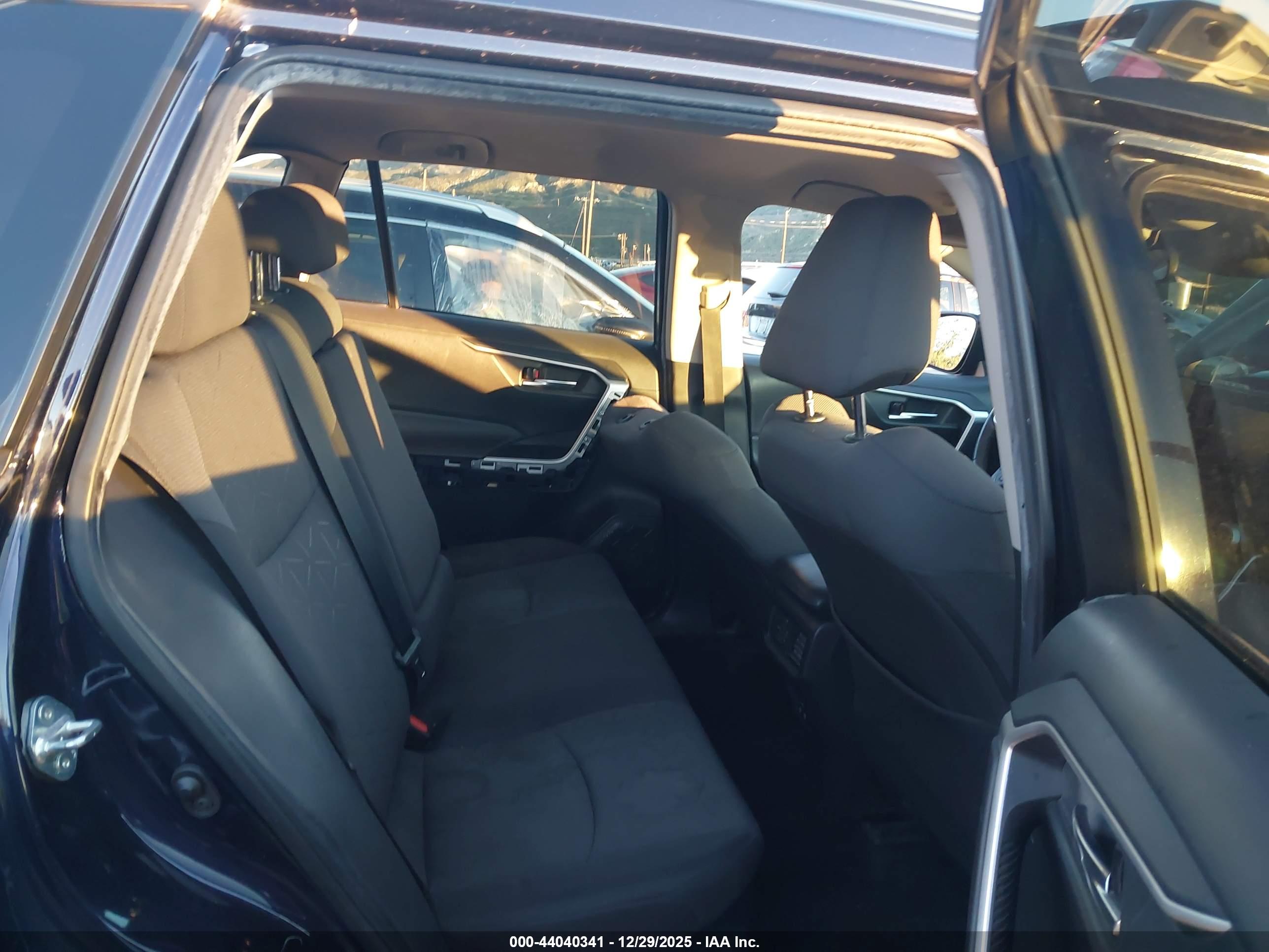 TOYOTA RAV4 image 8