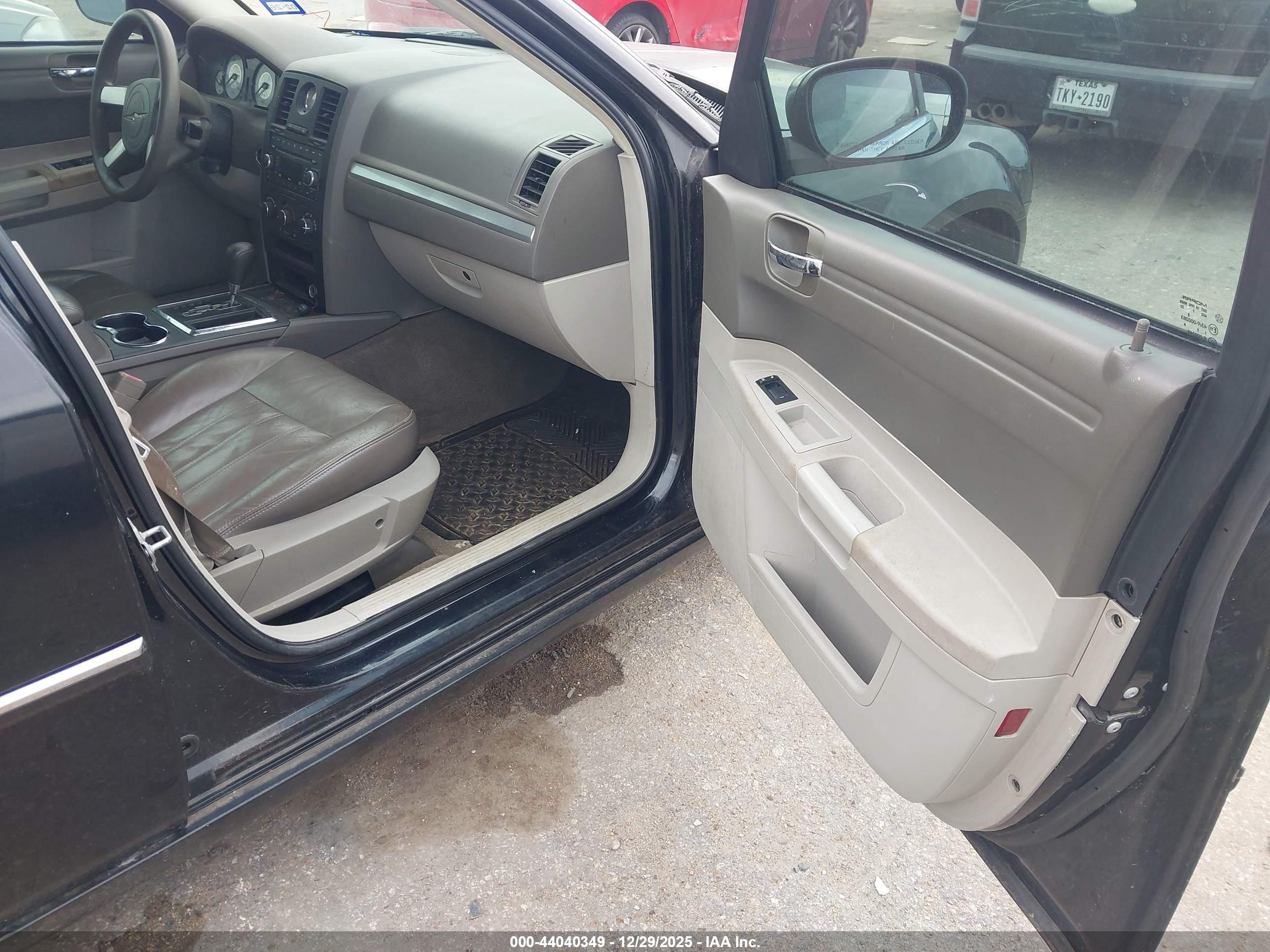 CHRYSLER 300 image 5