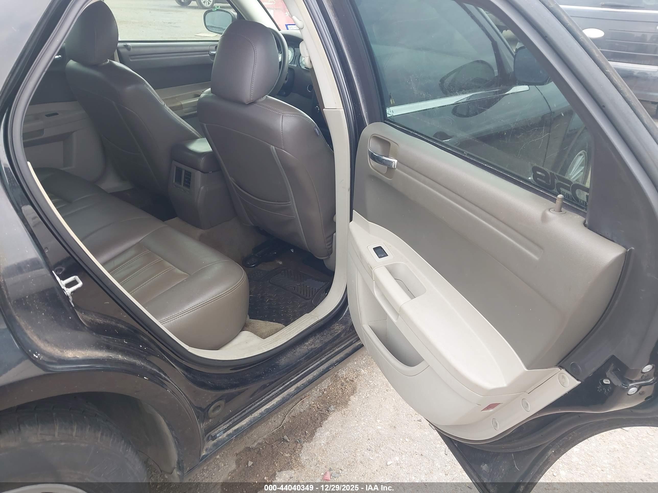 CHRYSLER 300 image 8