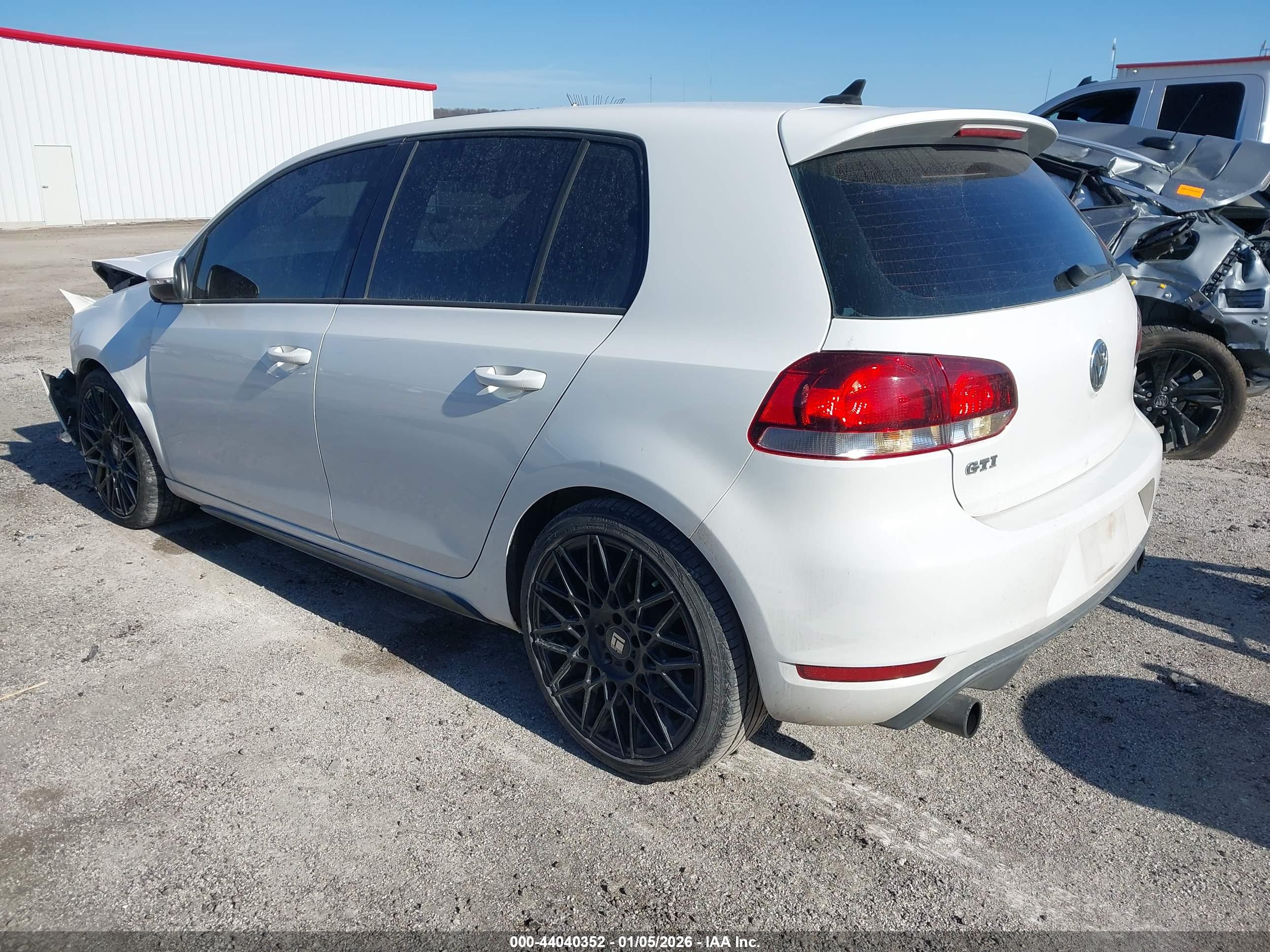 VOLKSWAGEN GTI image 3