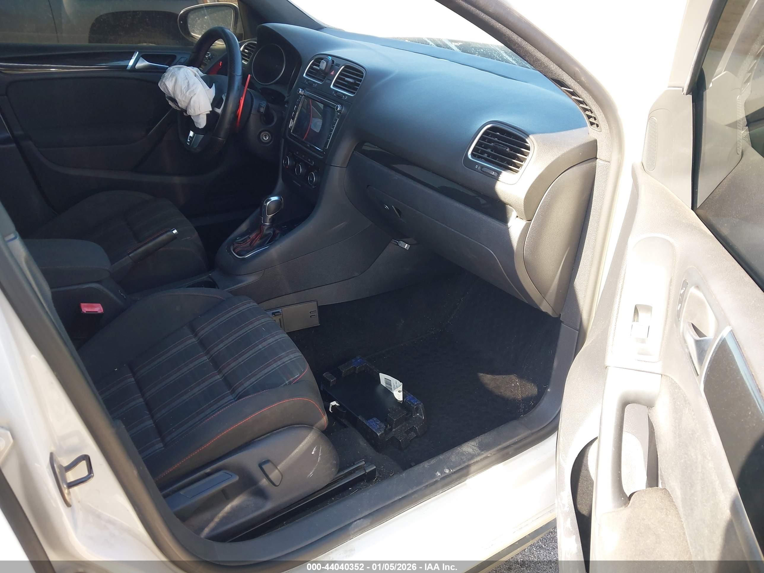 VOLKSWAGEN GTI image 5