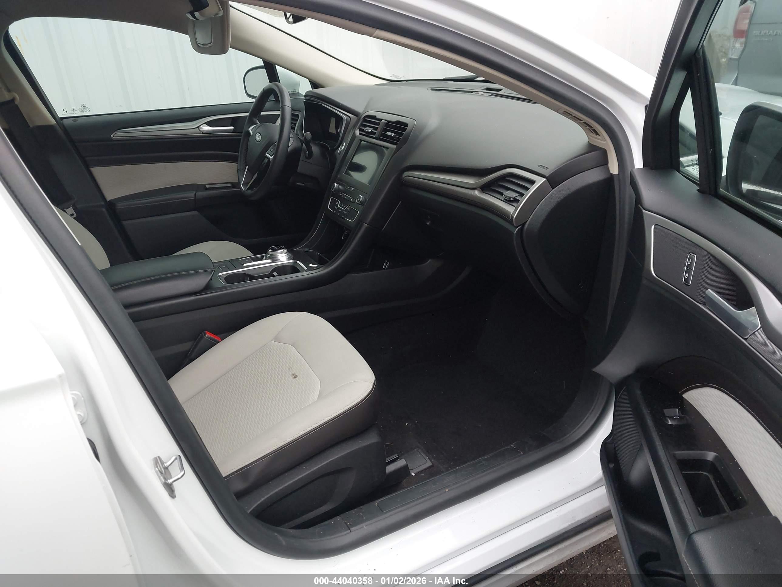 FORD FUSION image 5
