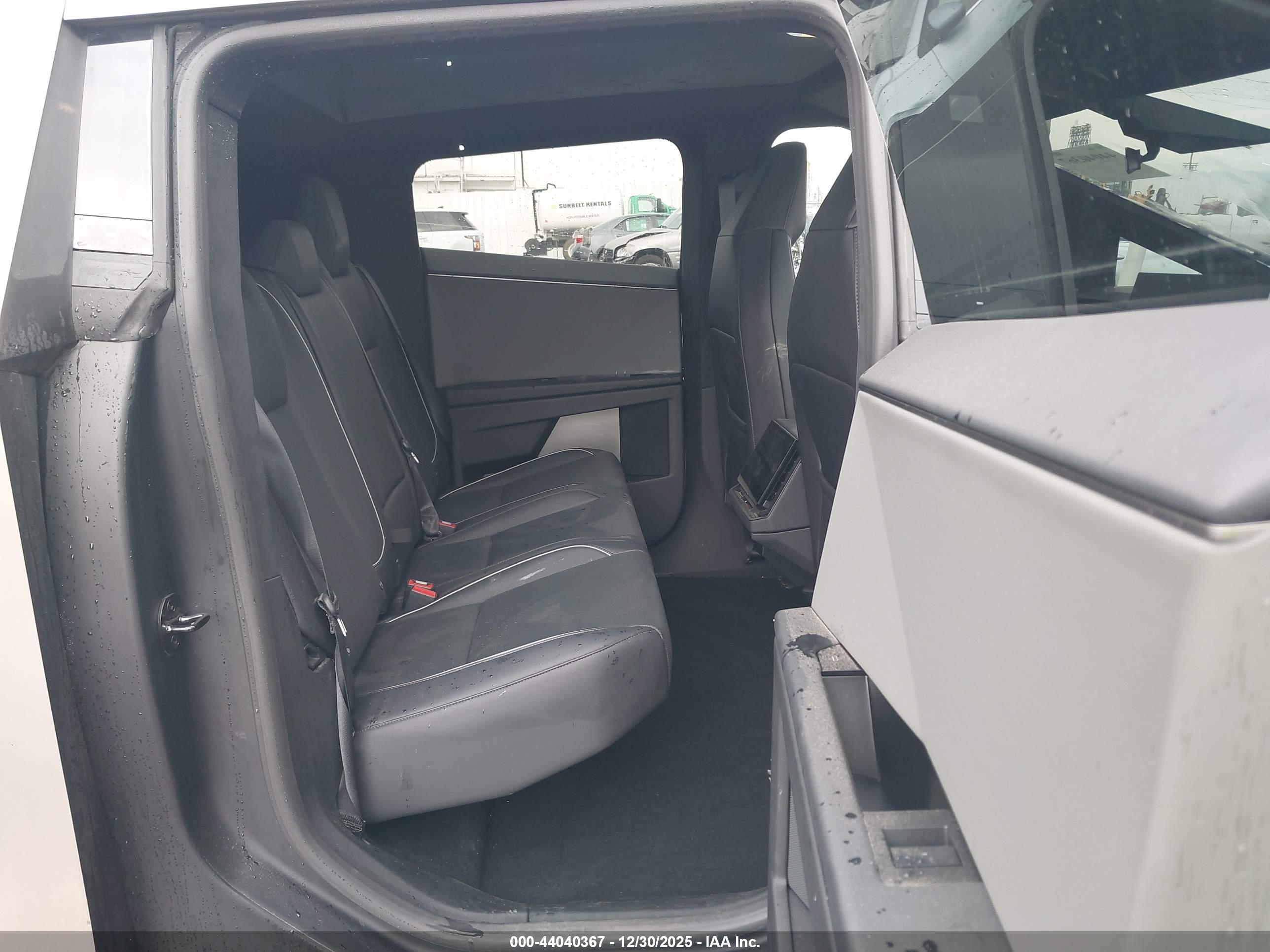TESLA CYBERTRUCK image 8