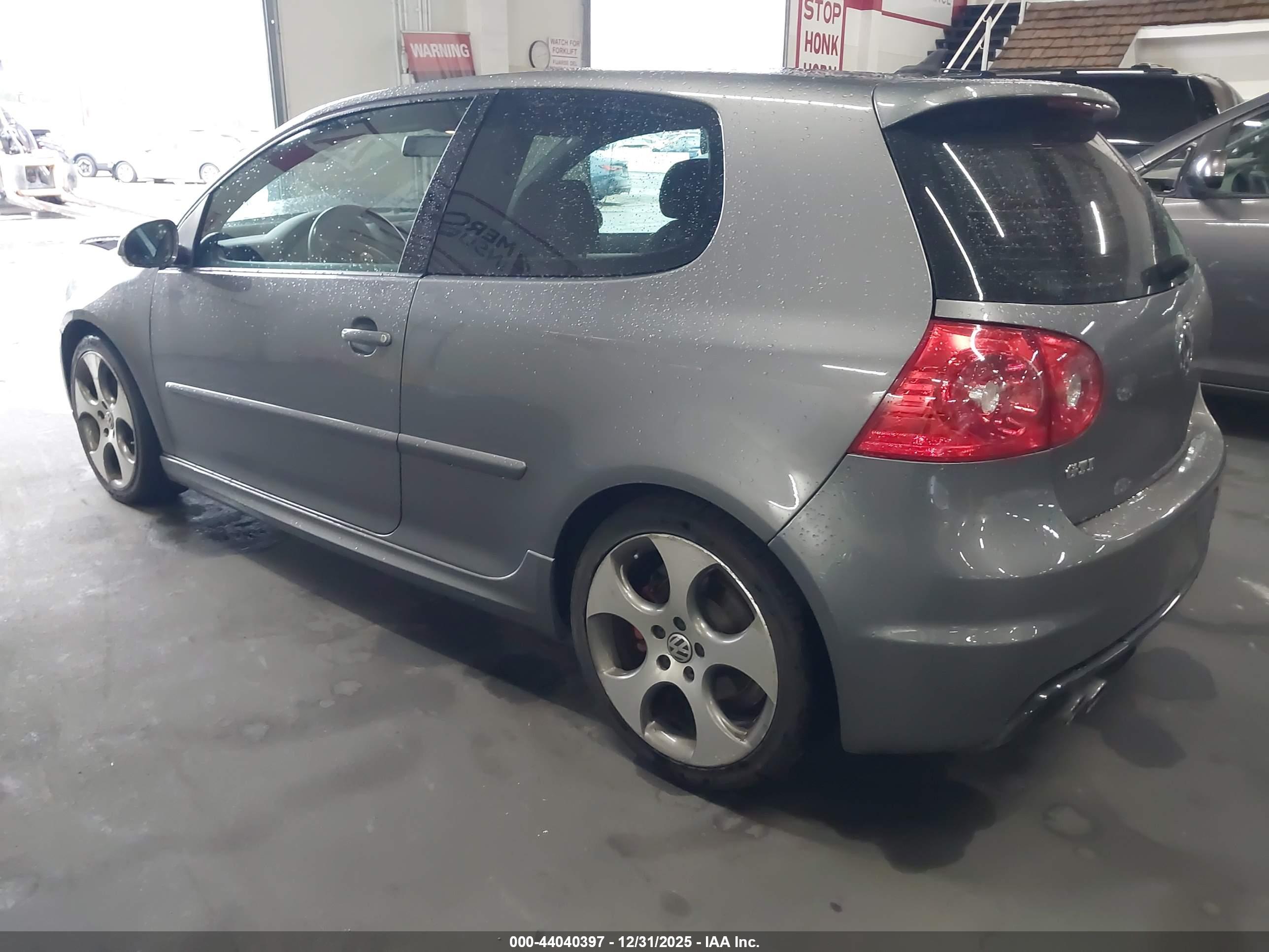 VOLKSWAGEN GTI image 3