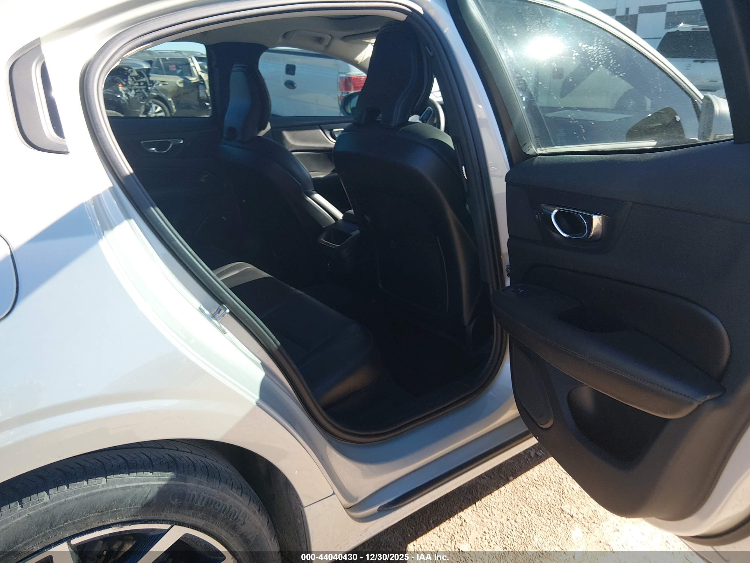 VOLVO S60 image 8