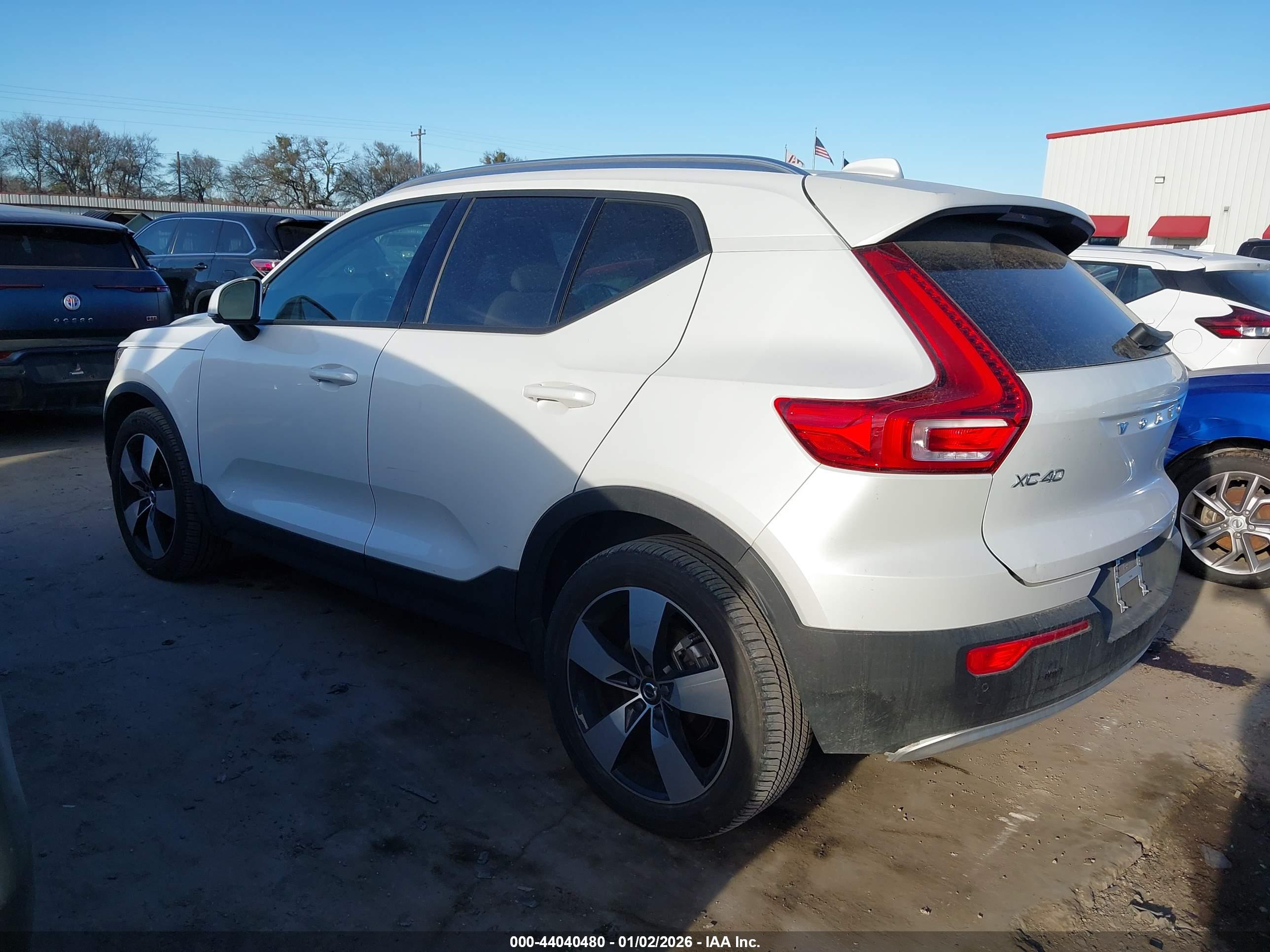 VOLVO XC40 image 3
