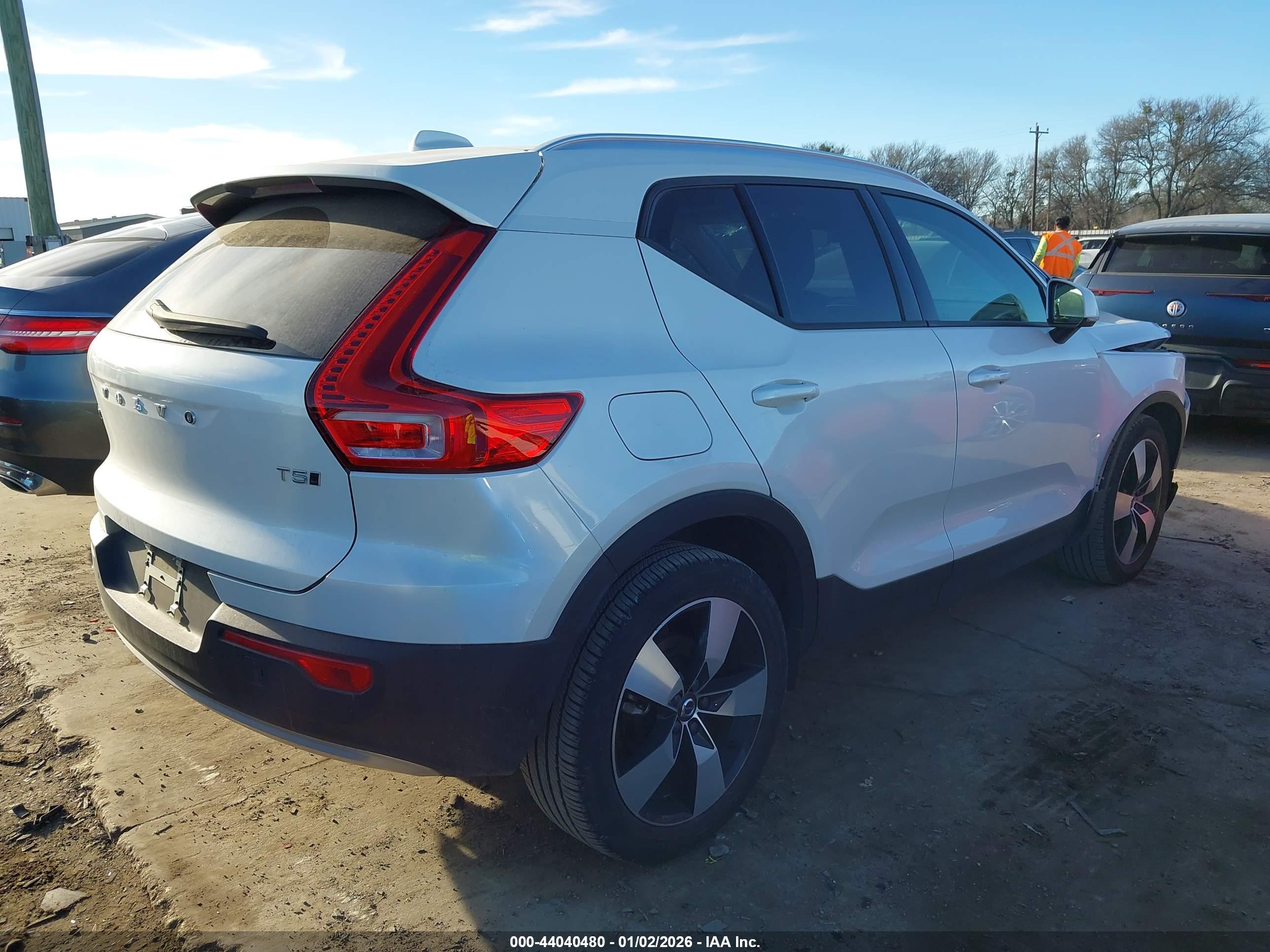 VOLVO XC40 image 4