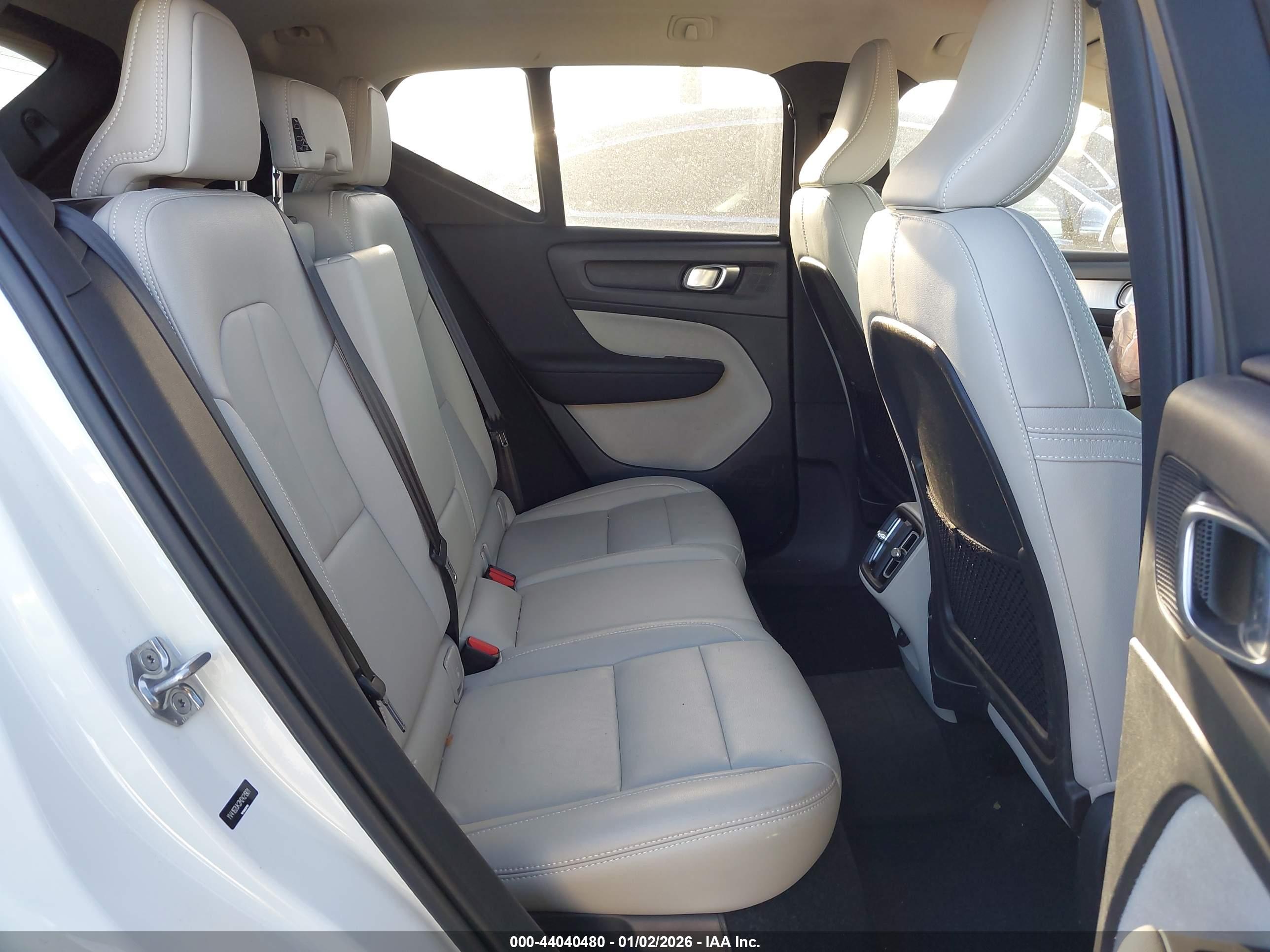 VOLVO XC40 image 8