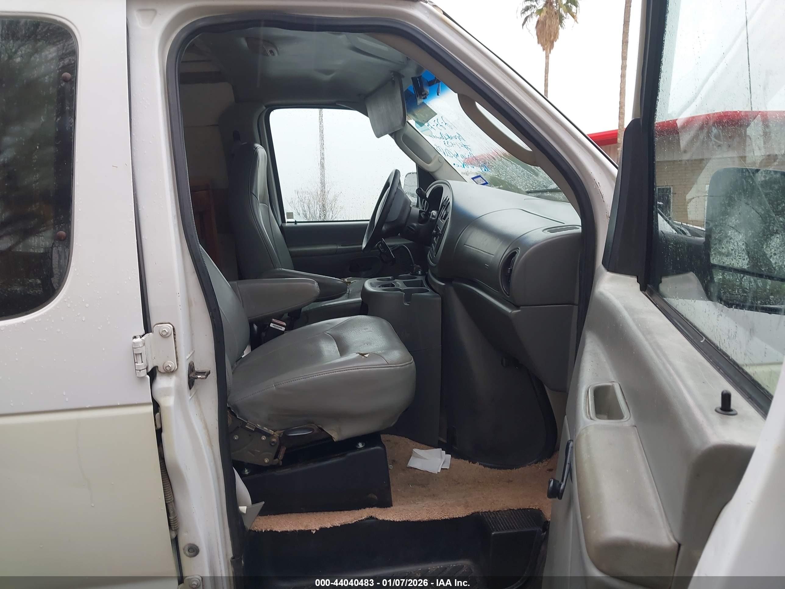 FORD E-150 image 5