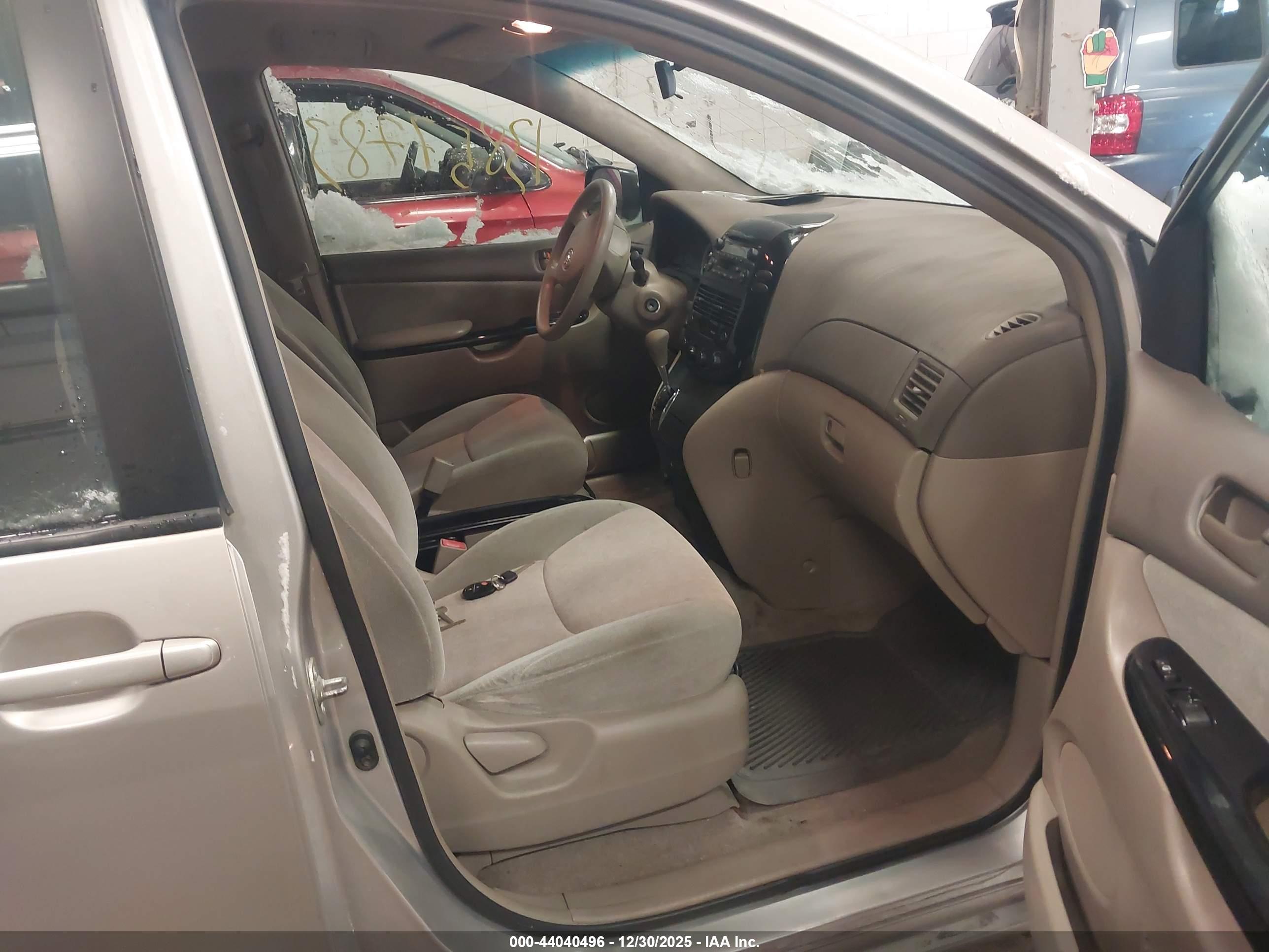 TOYOTA SIENNA image 5
