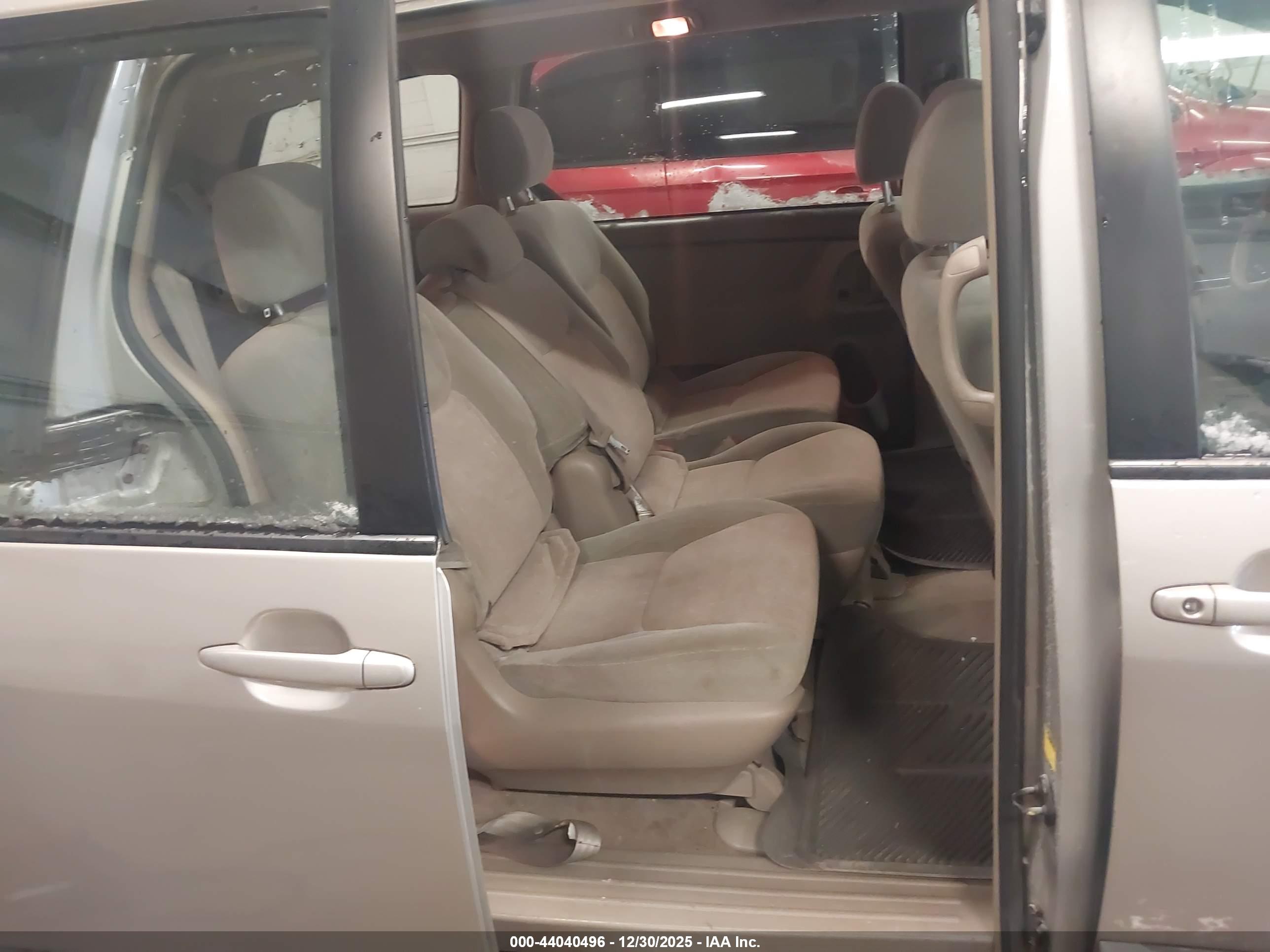 TOYOTA SIENNA image 8