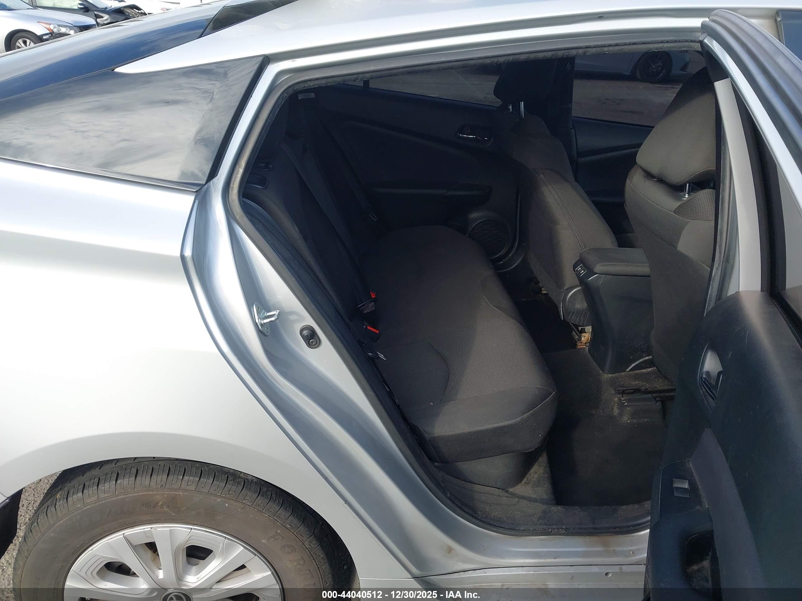 TOYOTA PRIUS image 8