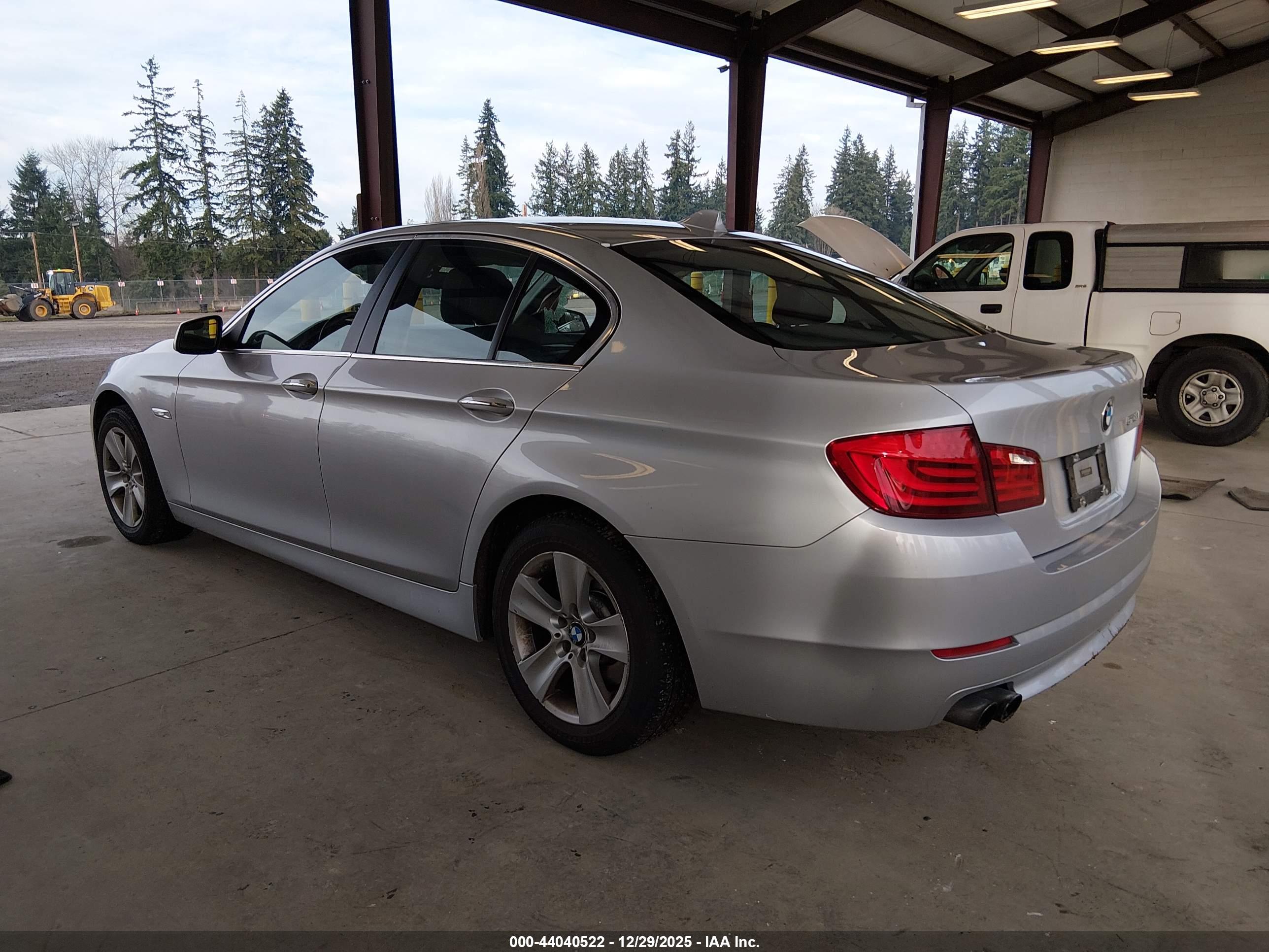 BMW 528I image 3
