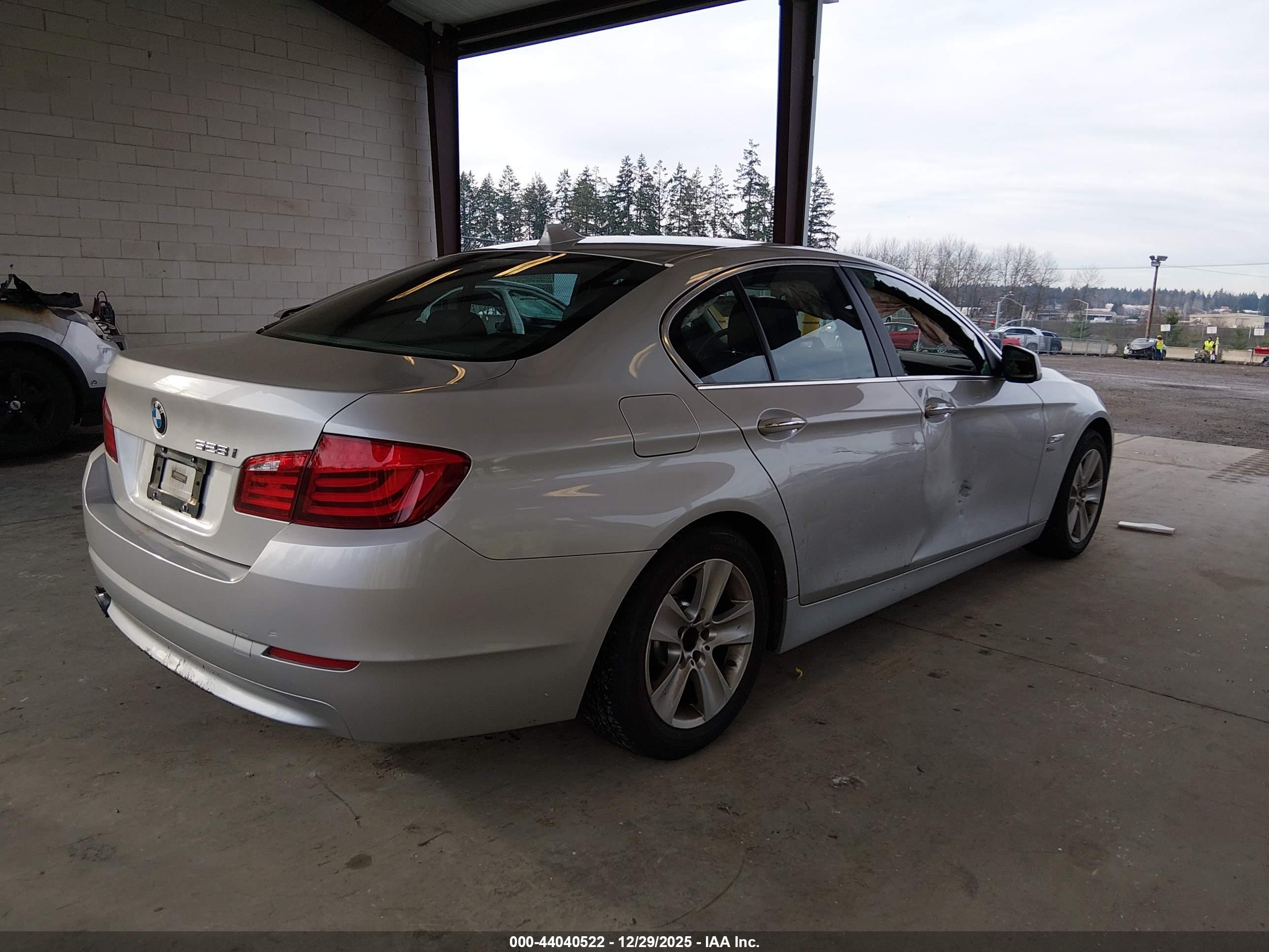 BMW 528I image 4