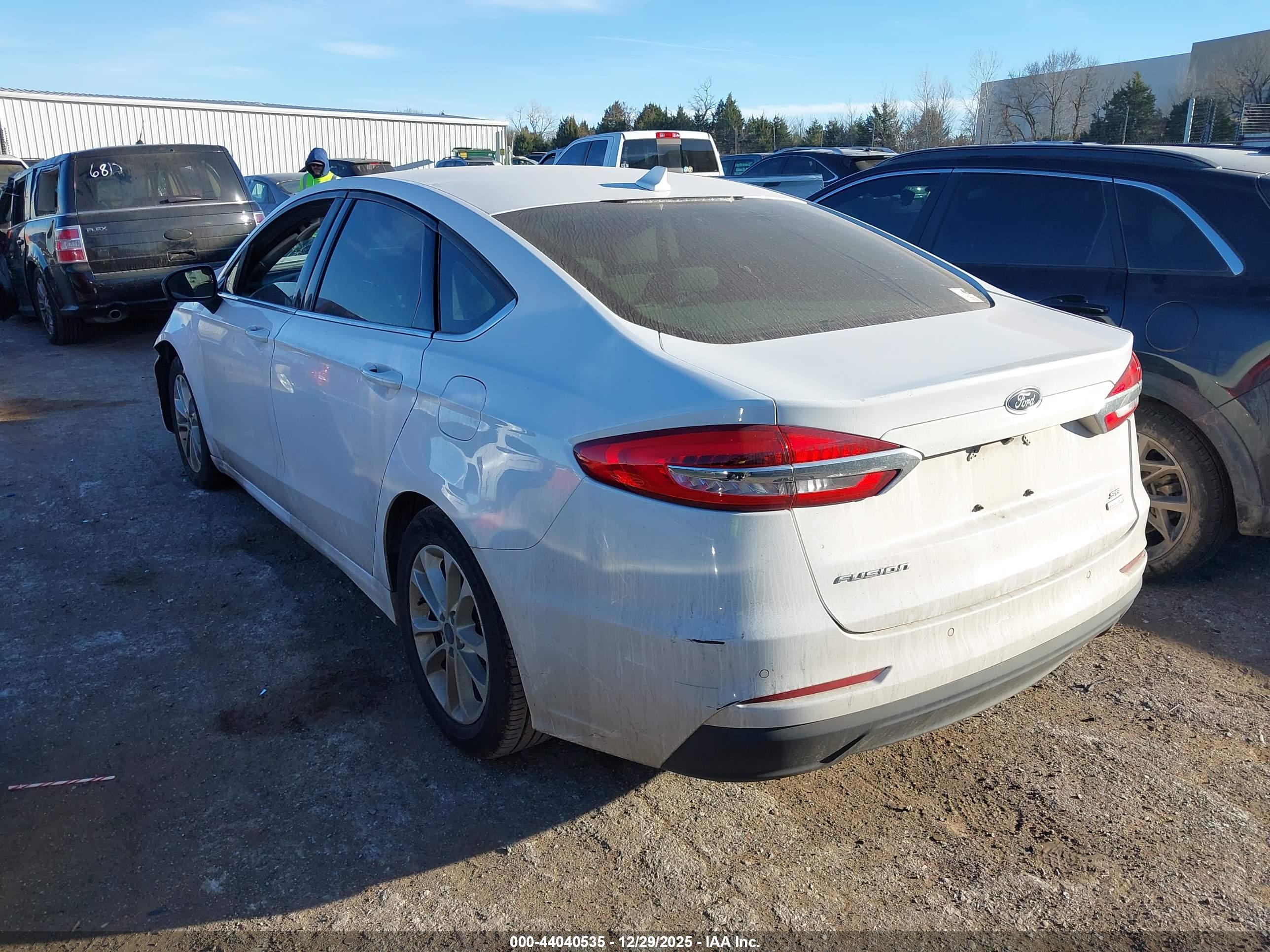 FORD FUSION image 3