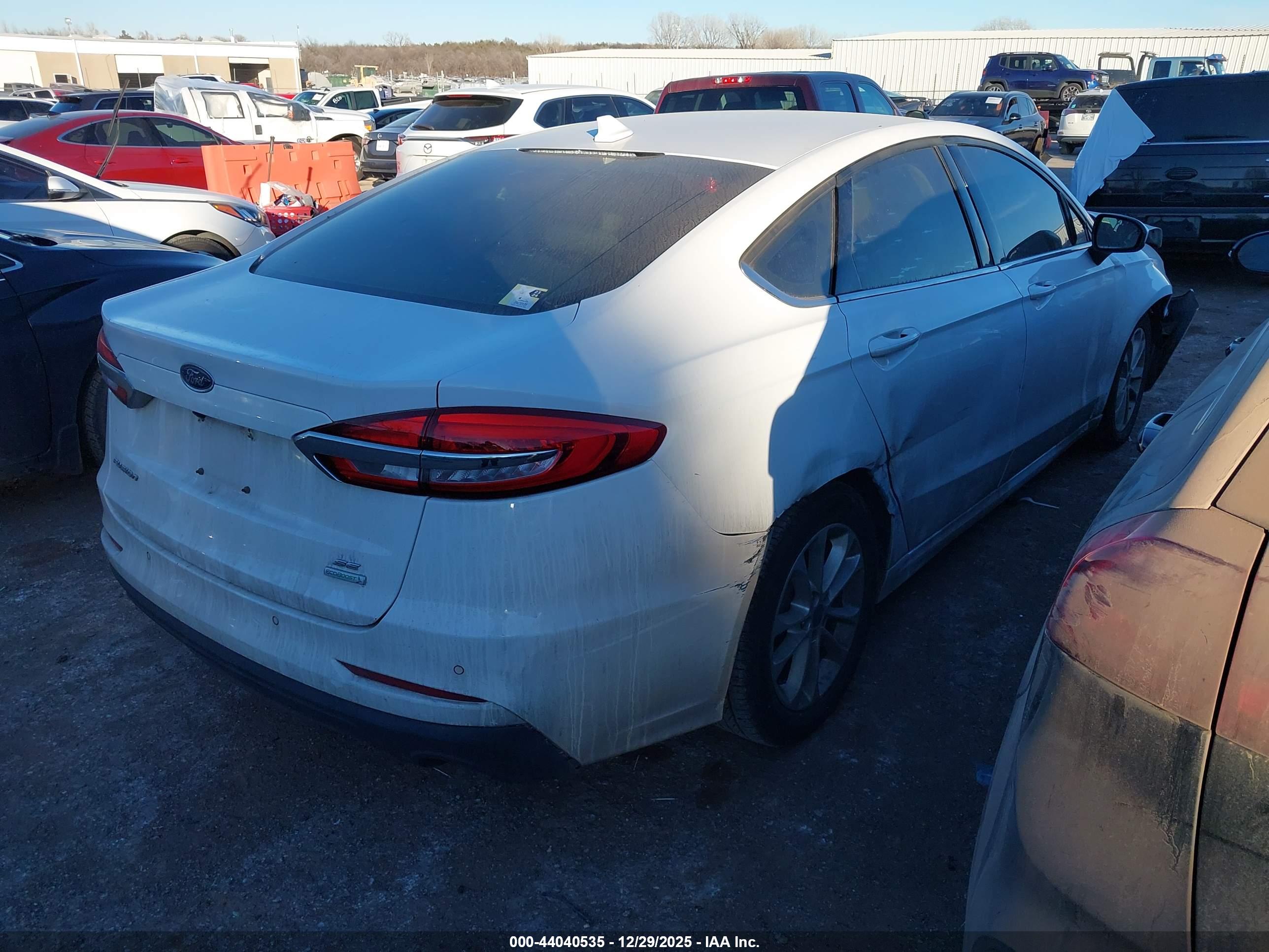 FORD FUSION image 4