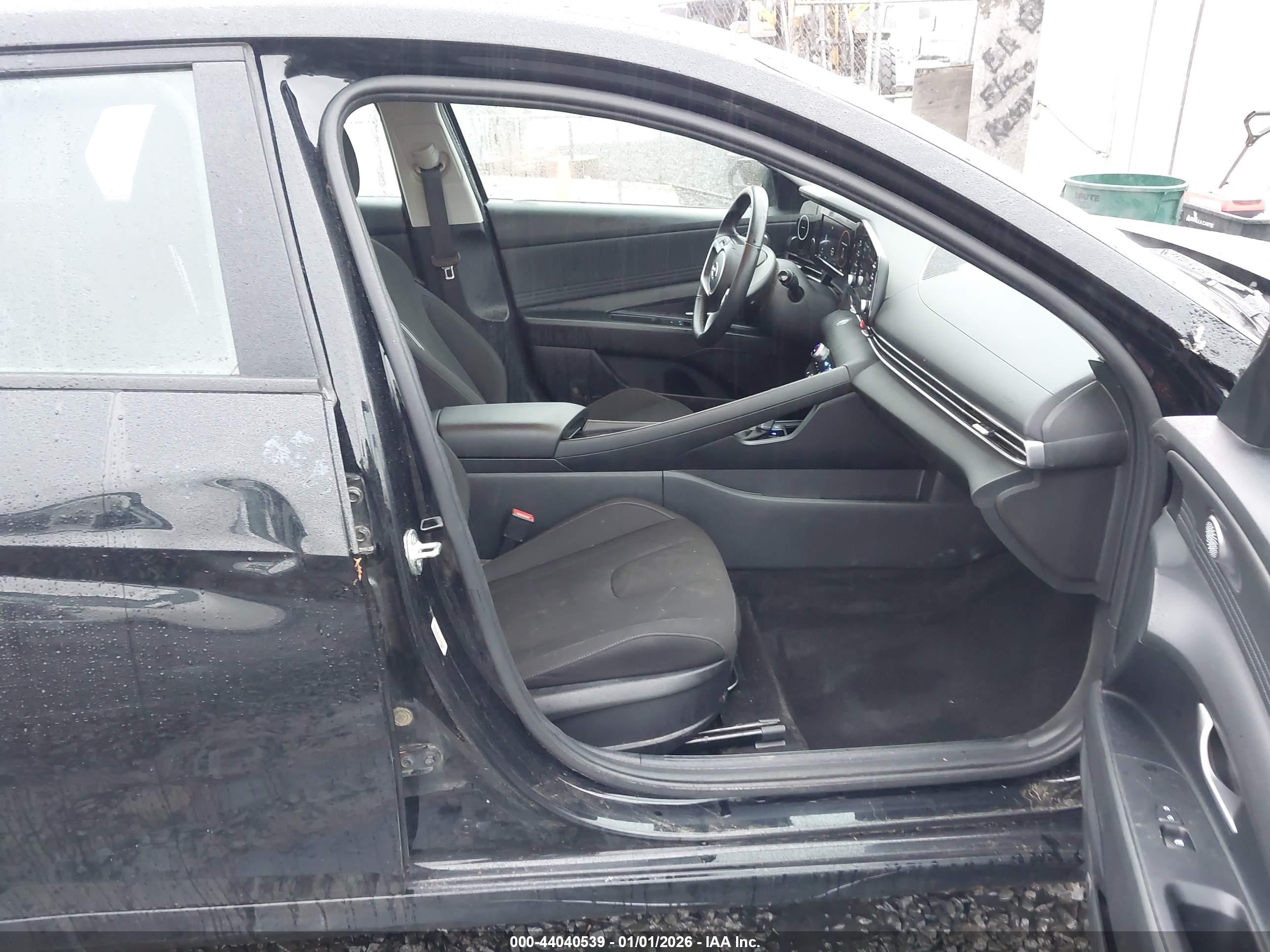 HYUNDAI ELANTRA image 5