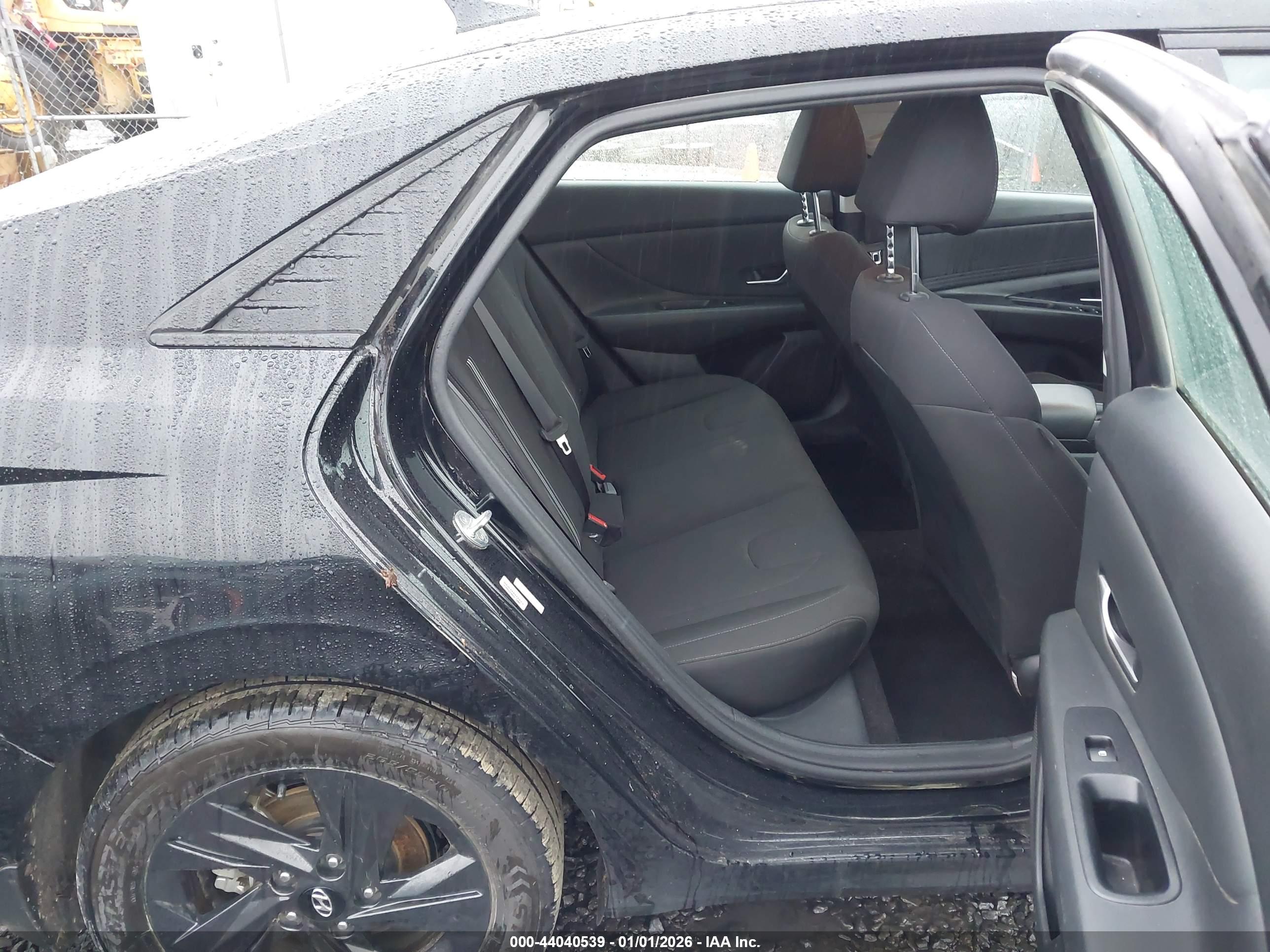 HYUNDAI ELANTRA image 8