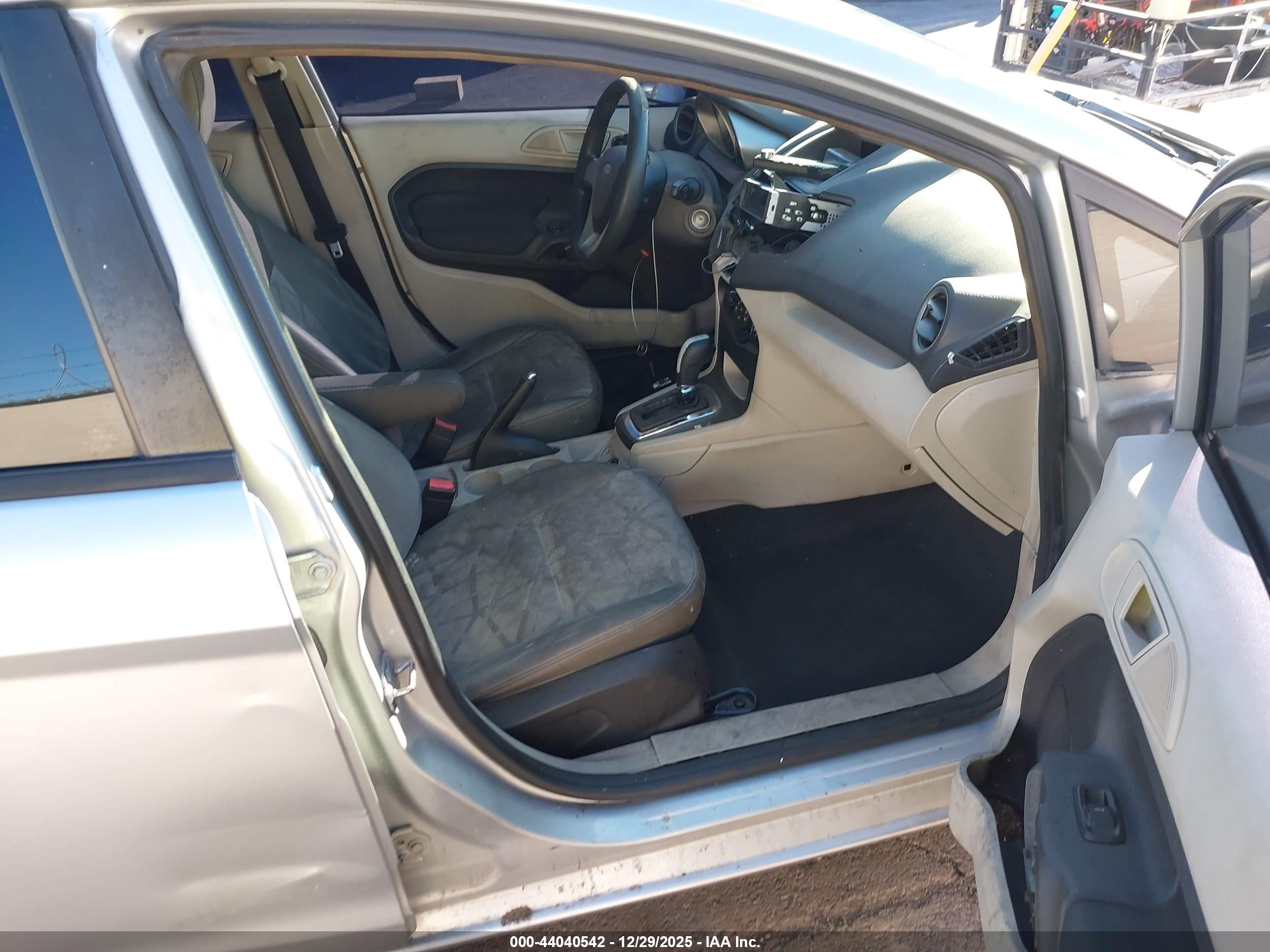 FORD FIESTA image 5