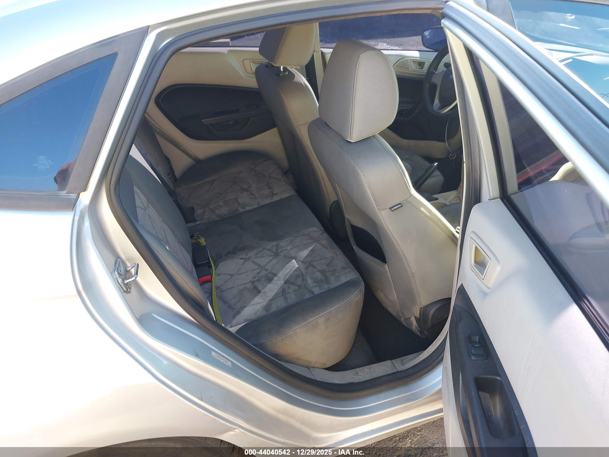 FORD FIESTA image 8