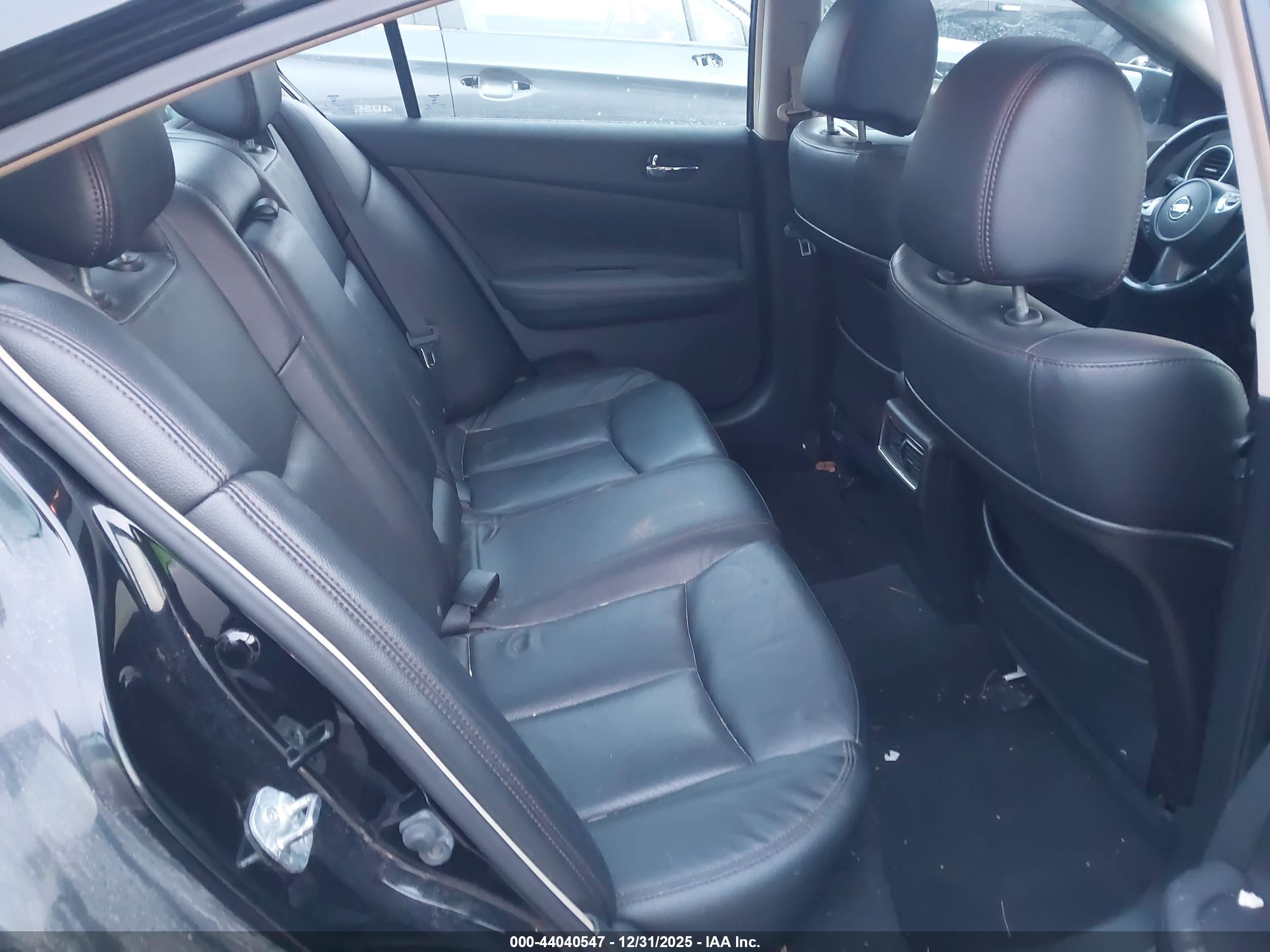 NISSAN MAXIMA image 8