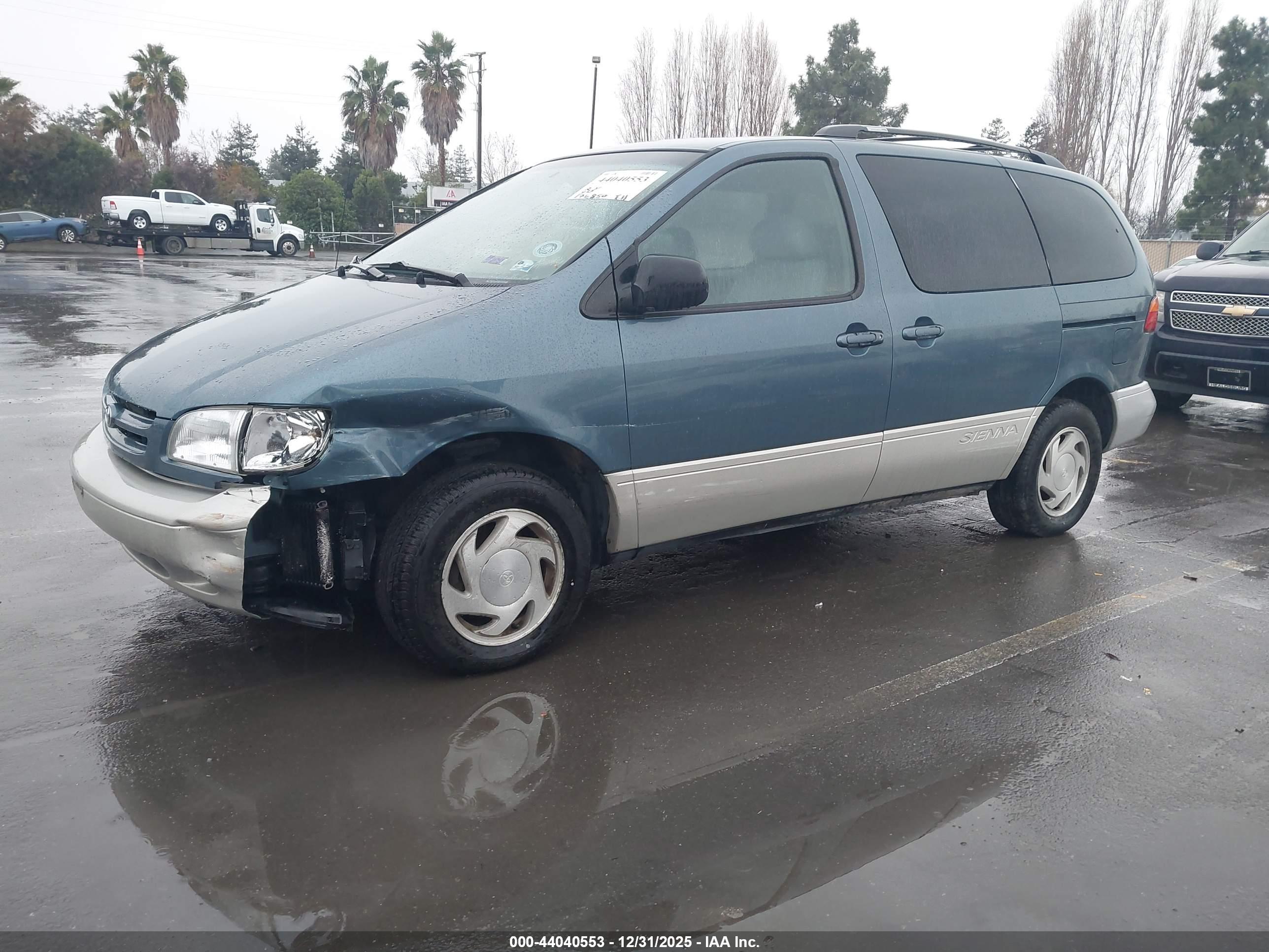 TOYOTA SIENNA image 2
