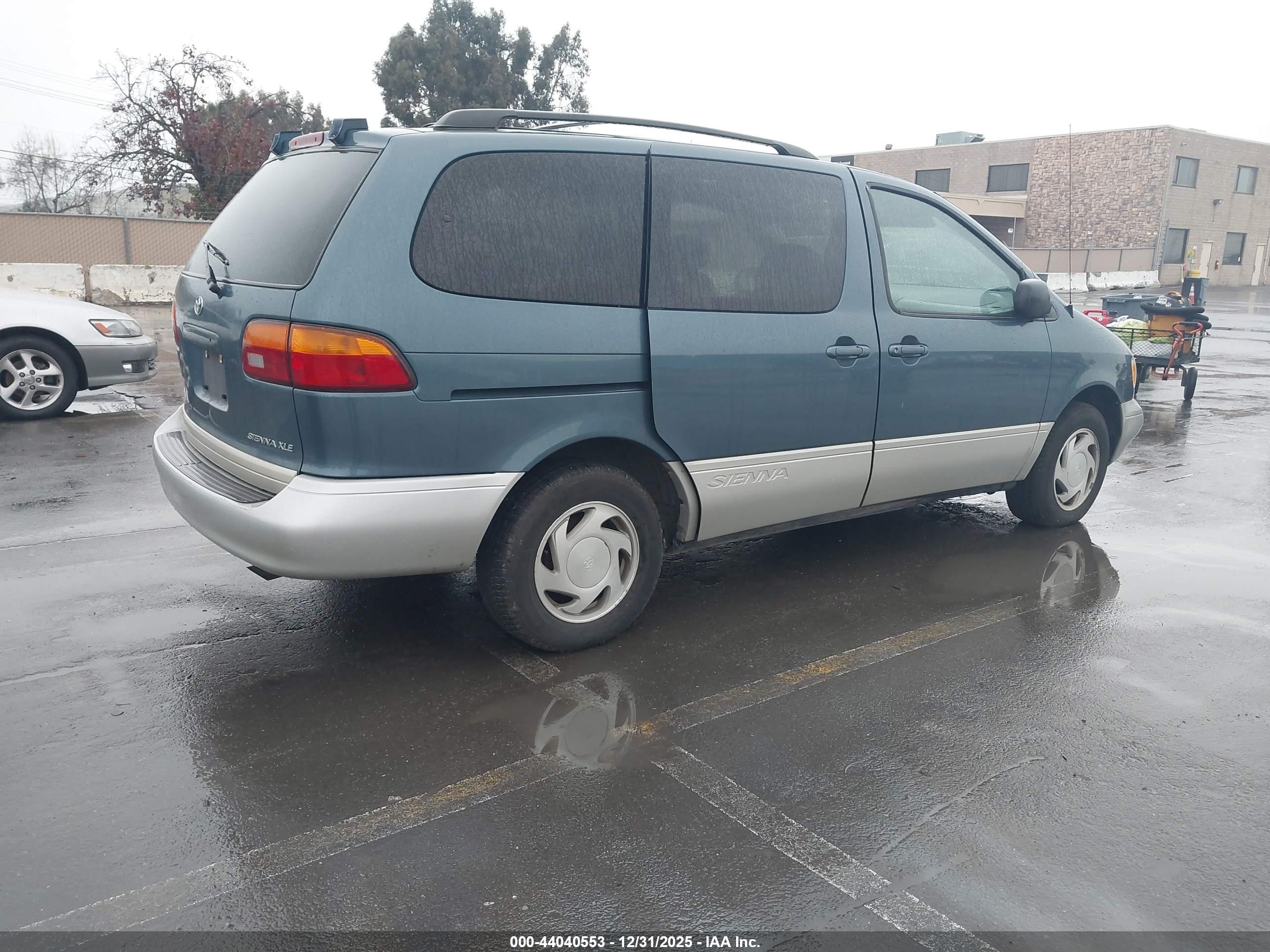 TOYOTA SIENNA image 4