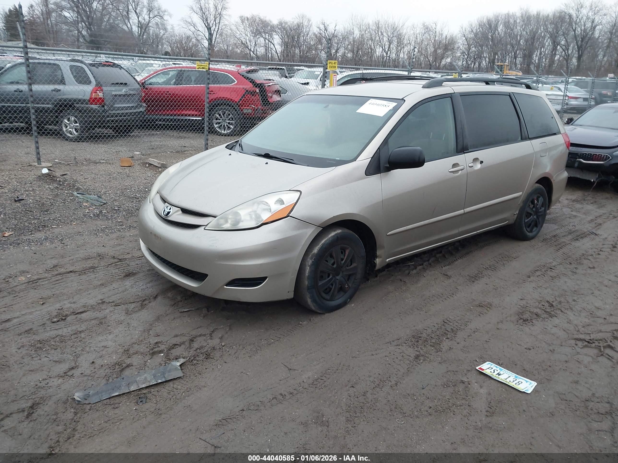 TOYOTA SIENNA image 2
