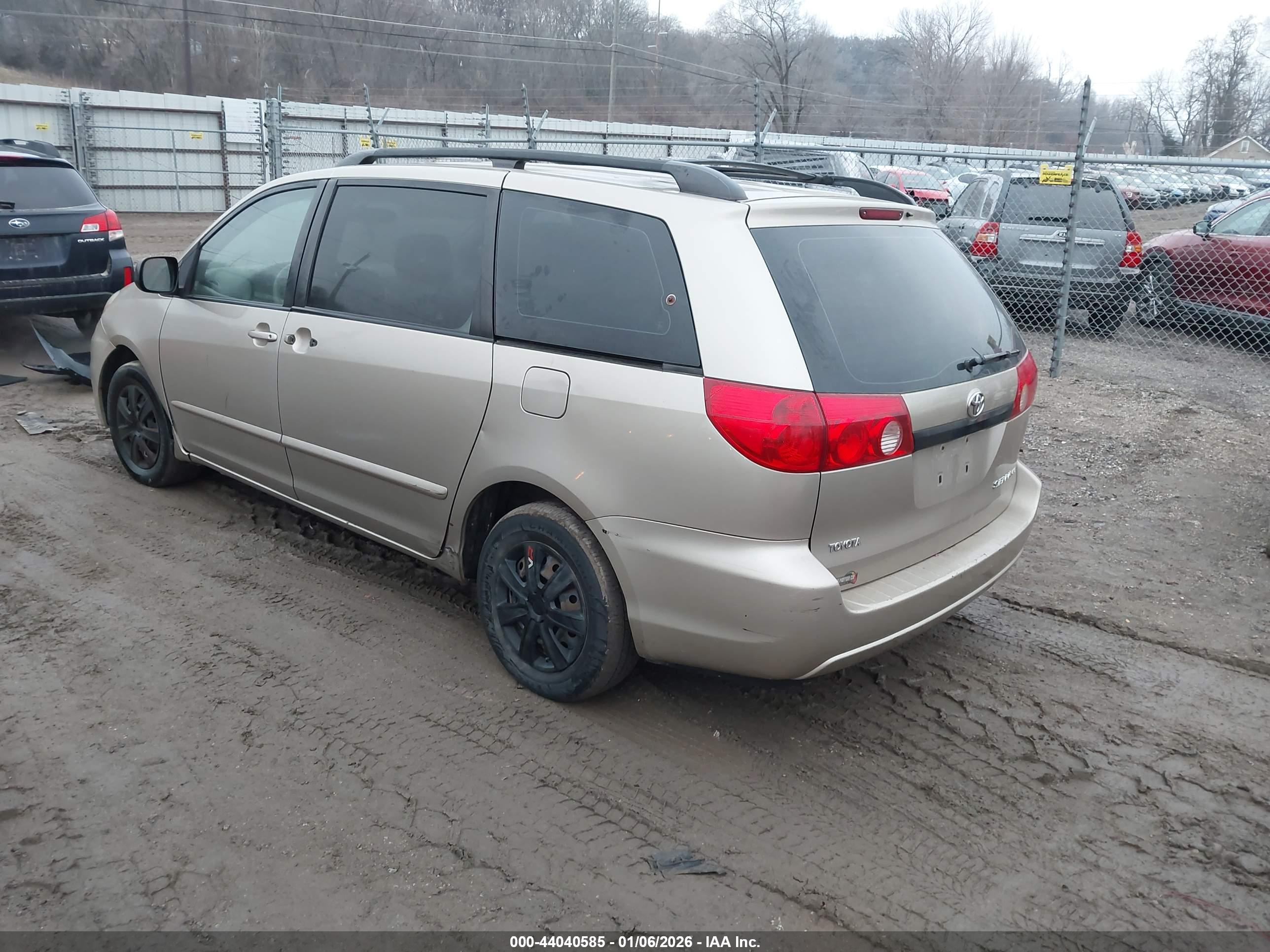 TOYOTA SIENNA image 3