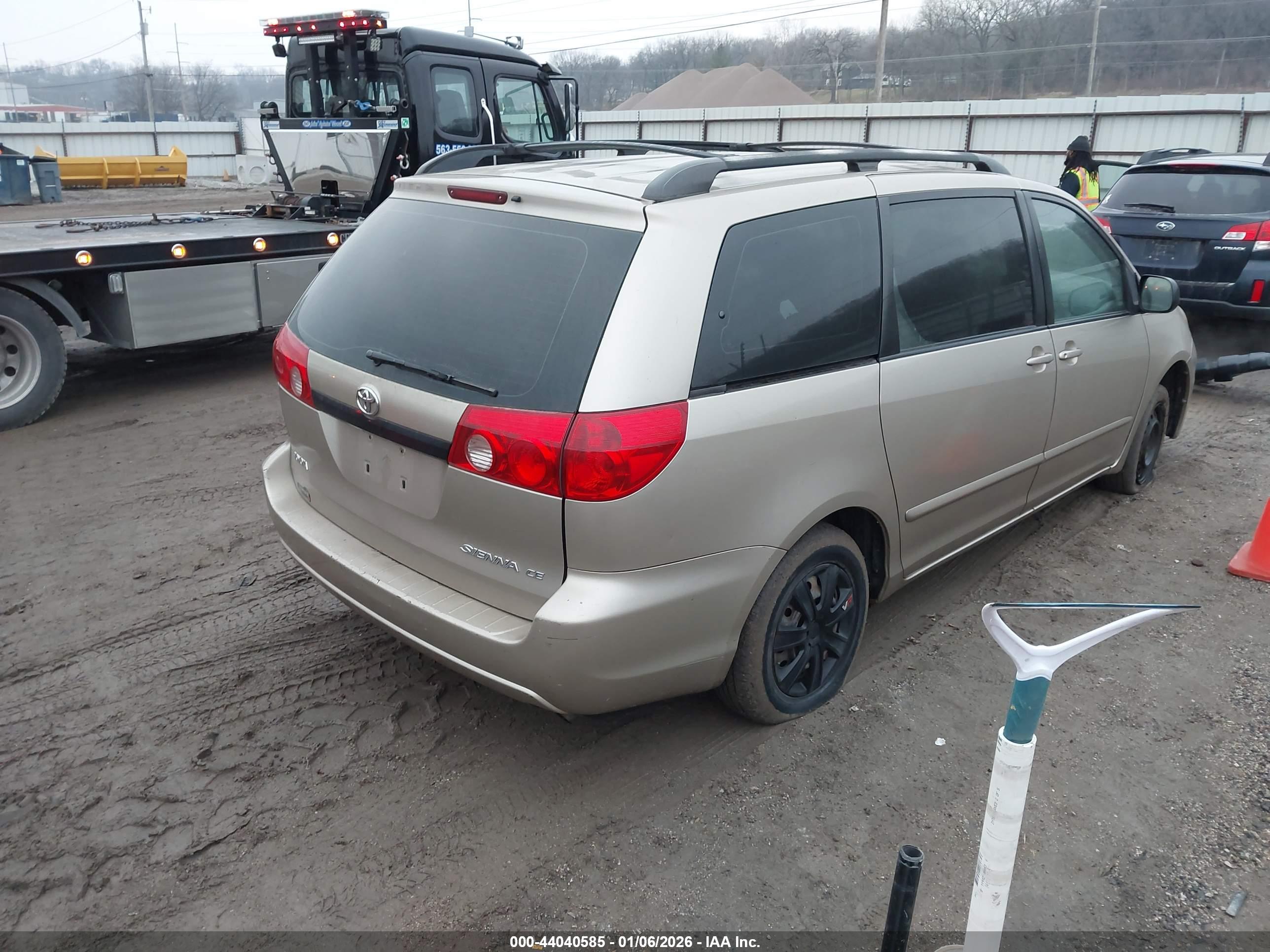 TOYOTA SIENNA image 4