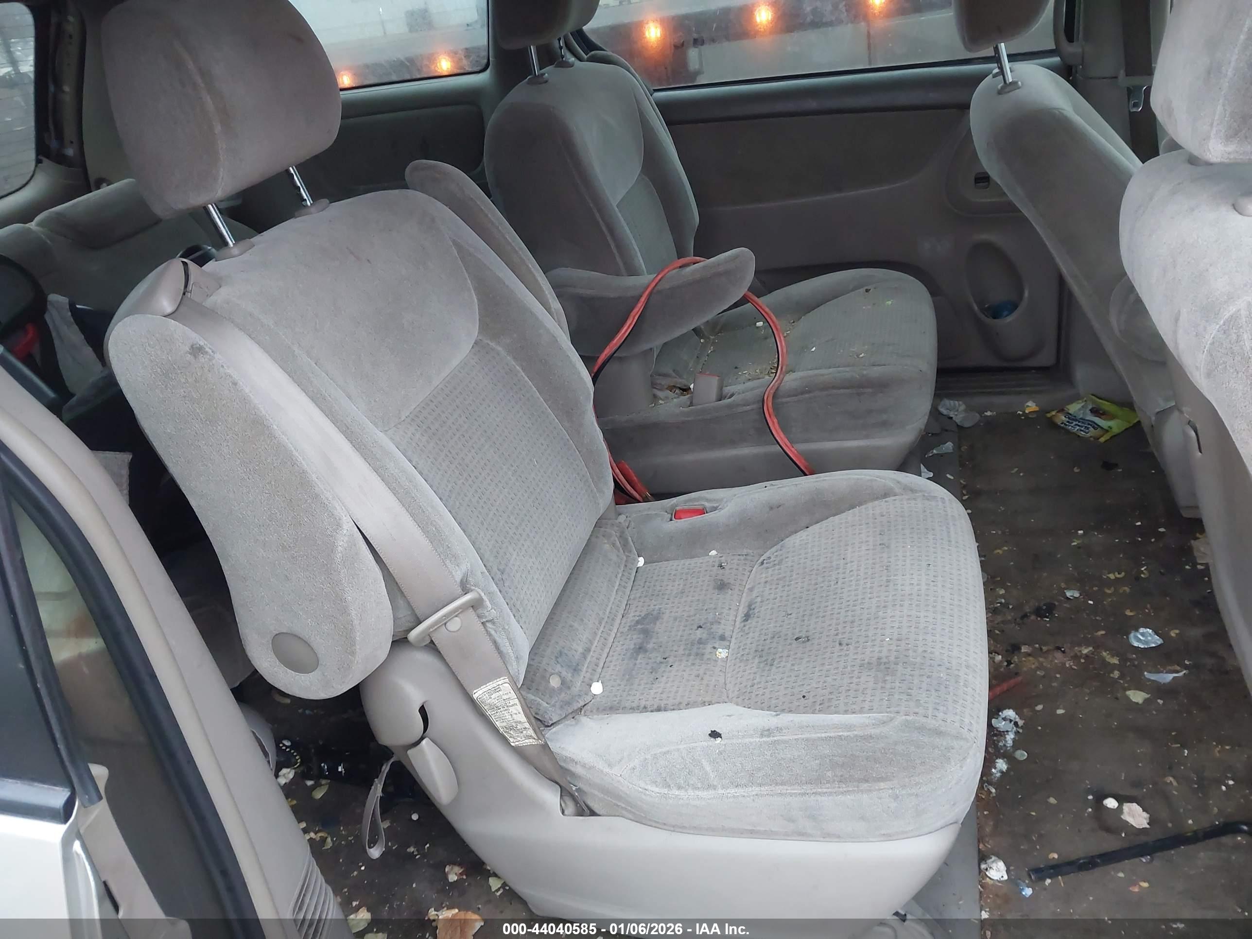 TOYOTA SIENNA image 8