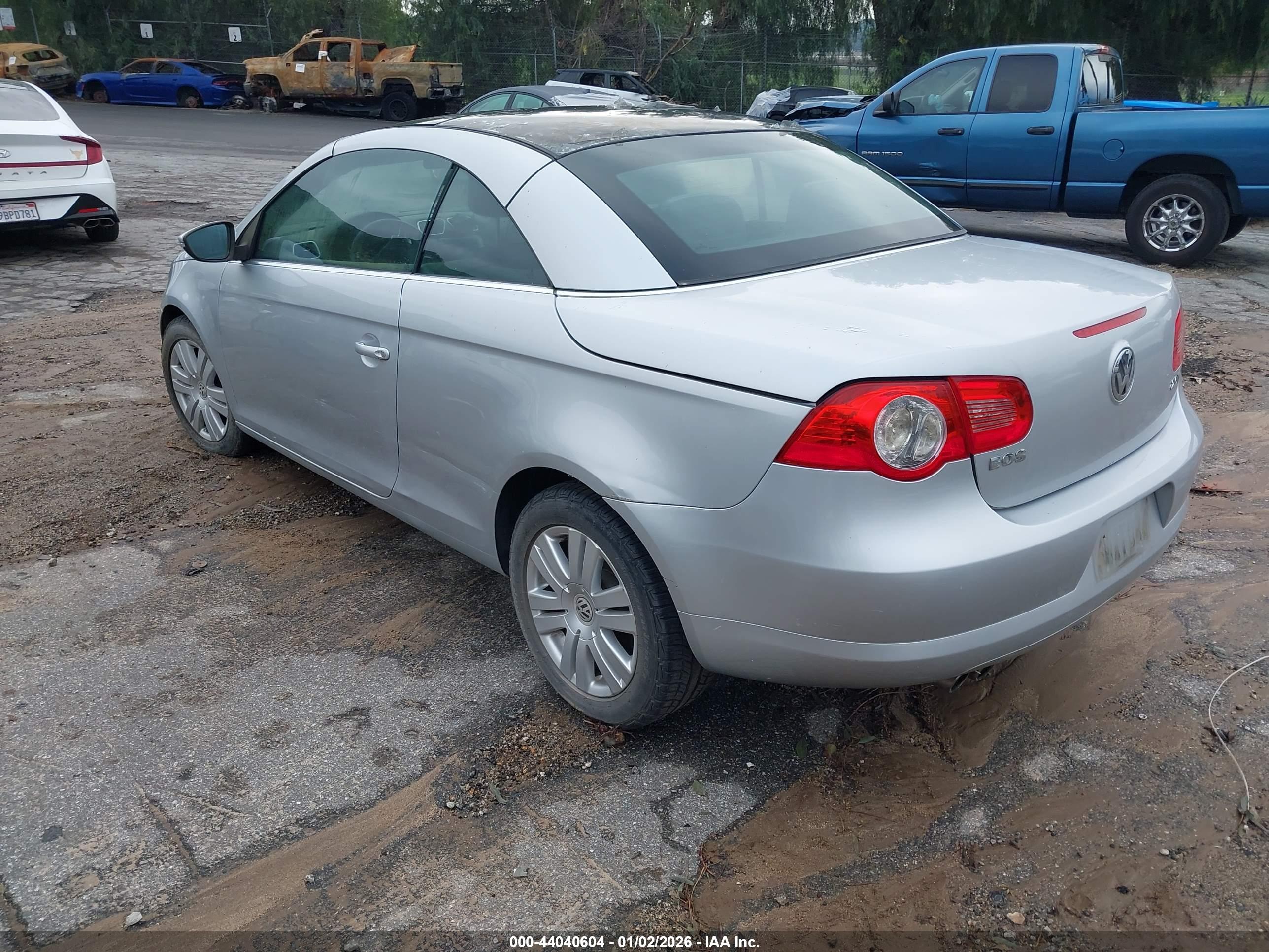 VOLKSWAGEN EOS image 3