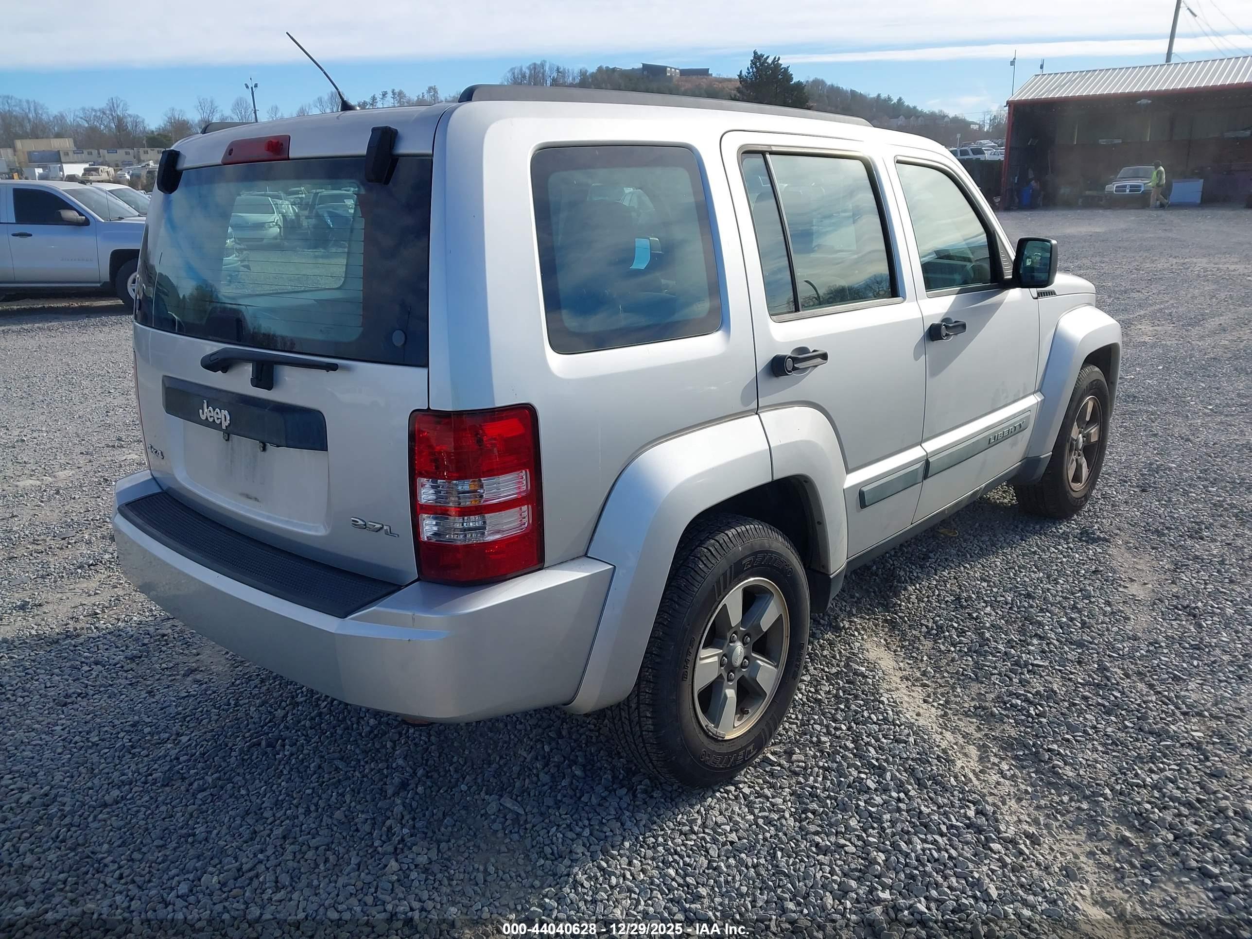 JEEP LIBERTY image 4