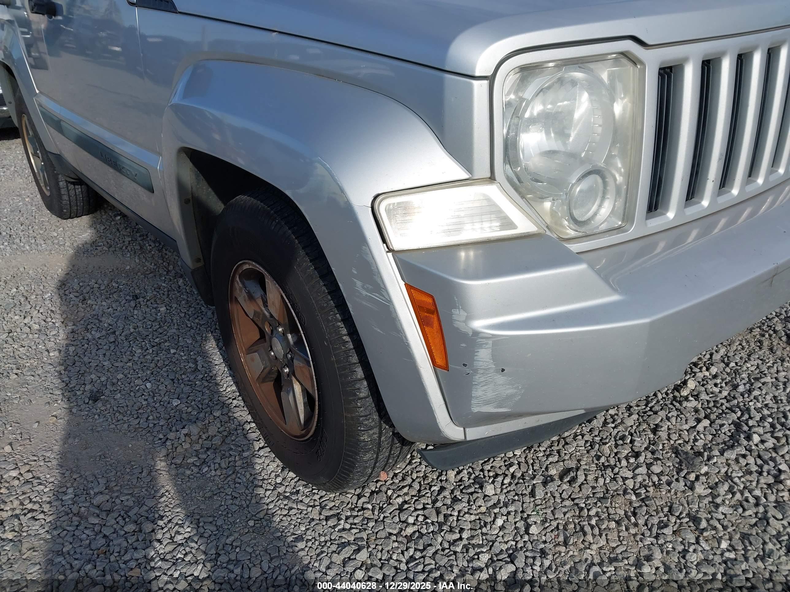 JEEP LIBERTY image 6