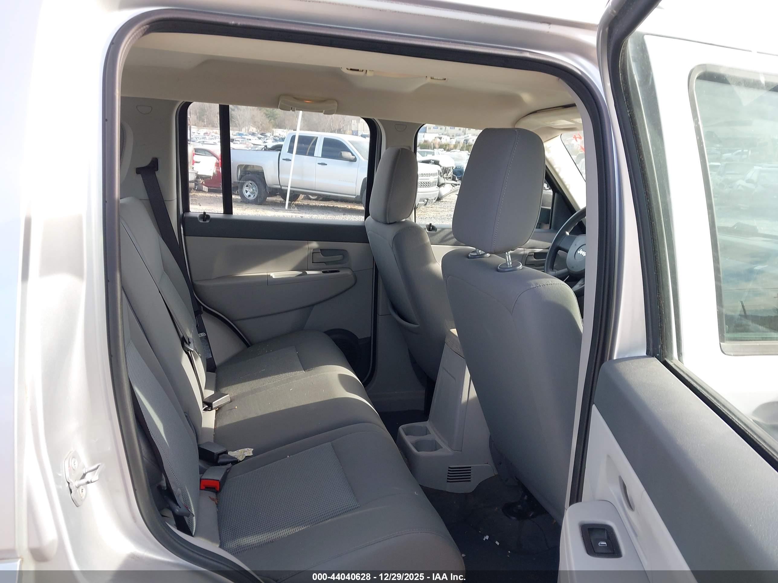 JEEP LIBERTY image 8