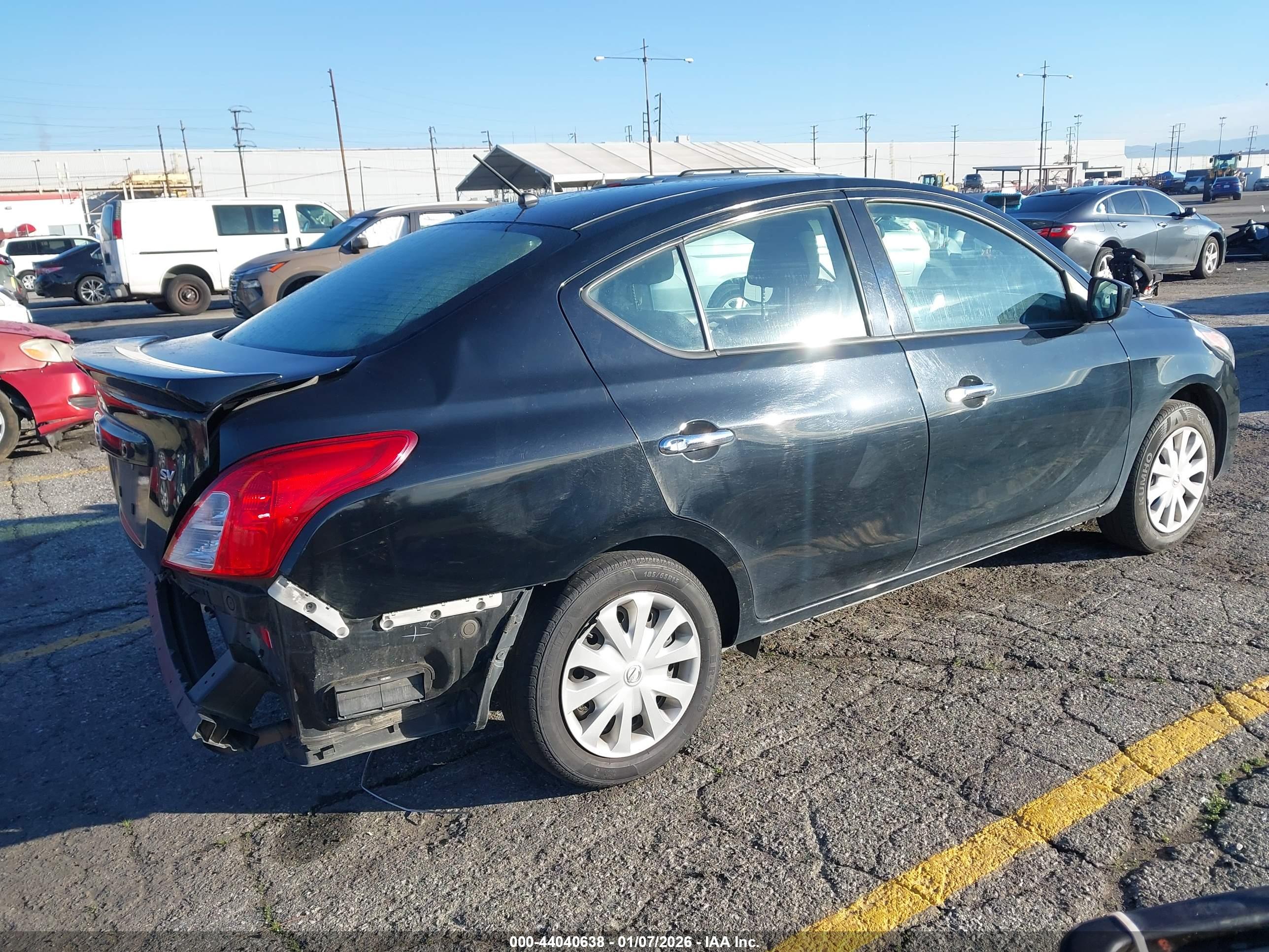 NISSAN VERSA image 4
