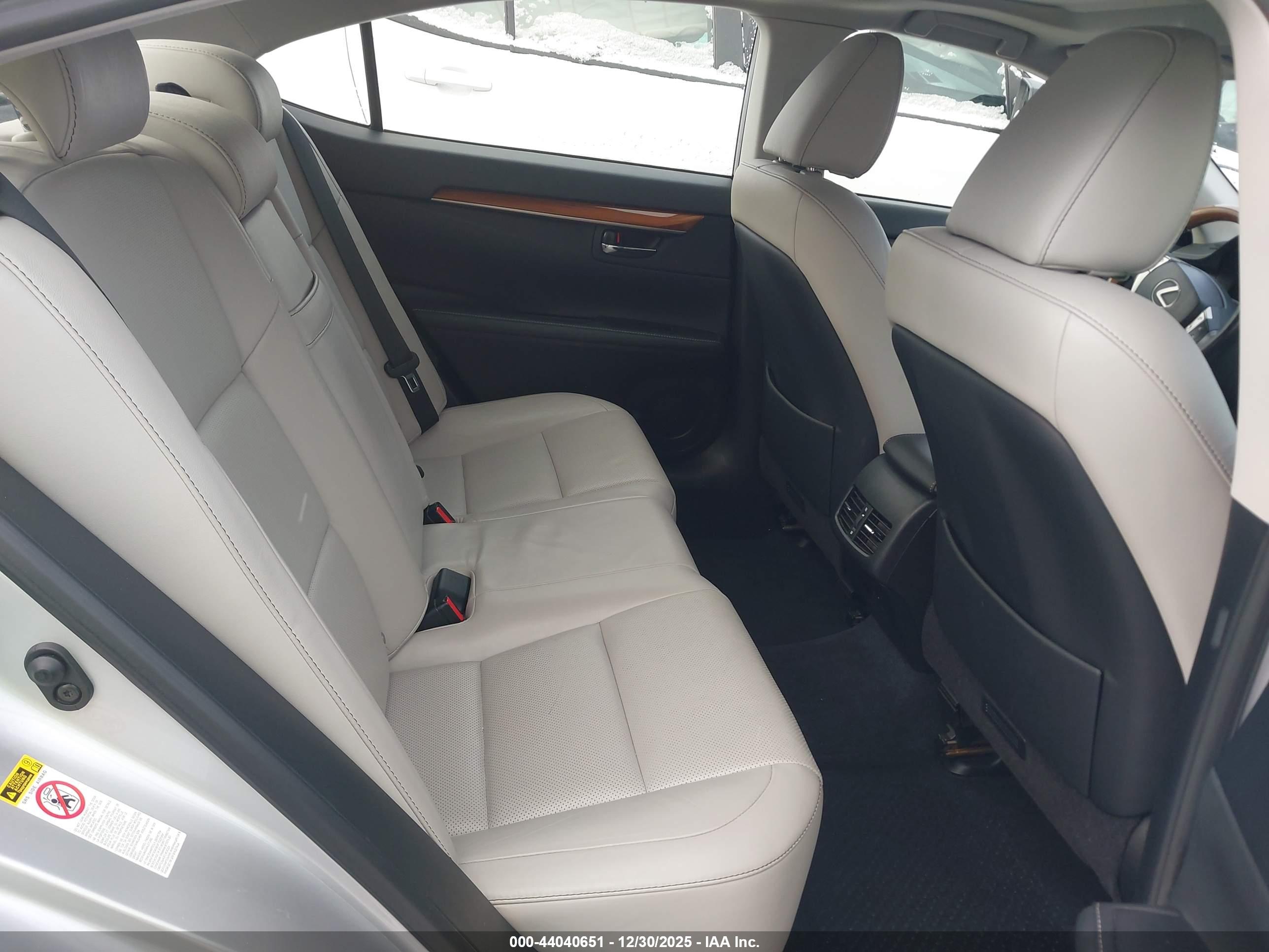 LEXUS ES image 8